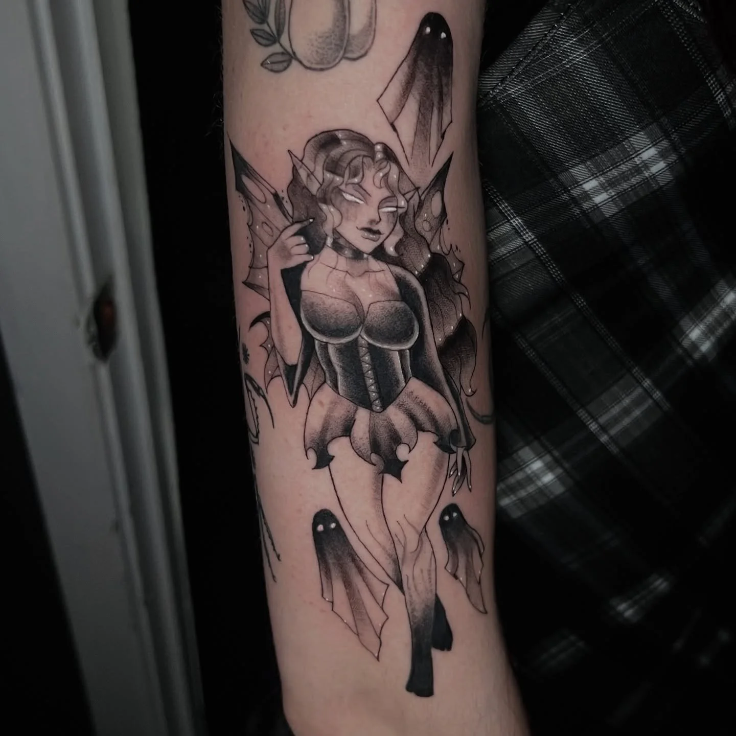 finished up this spooky gothic fairy for alyssa!!! this was SO FUN TO TATTOO OMGGG!!! i want to do more cuties like these (i love fairies and doing stylized faces sm omg&hellip;) 

if YOU would like to get tattooed by a diva, dm me to b00k!!

[ #myar
