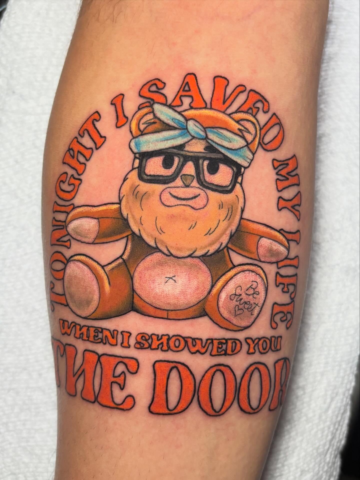 I&rsquo;ve been meaning to post this for AWHILE so here it is! Anything Teddy Swims related I need and want to do. Thank you Justin for the trust!
.
.
.
.
.
.
.
.
#sacredarttattooct #tattooapprentice #colortattoo #blackandgreytattoo #illustration #ar