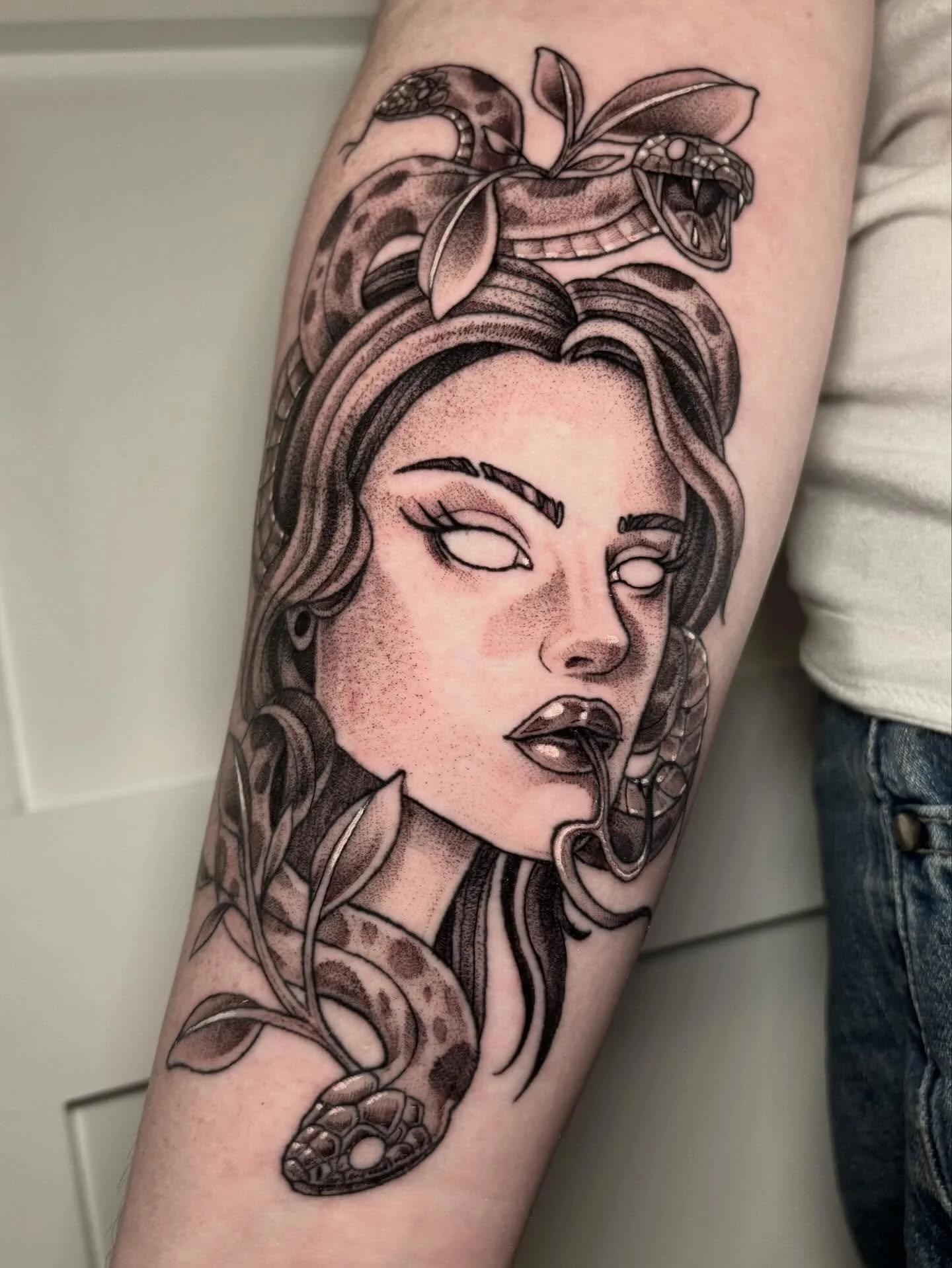 Got to do this Medusa alittle while ago, and I&rsquo;m so happy with how it turned out! Thank you for the trust 🐍
.
.
.
.
.
.
.
.
#sacredarttattooct #cttattoo #cttattooartist #ladytattooers #girltattooartist #ctink
#tattooideas #illustration #artist