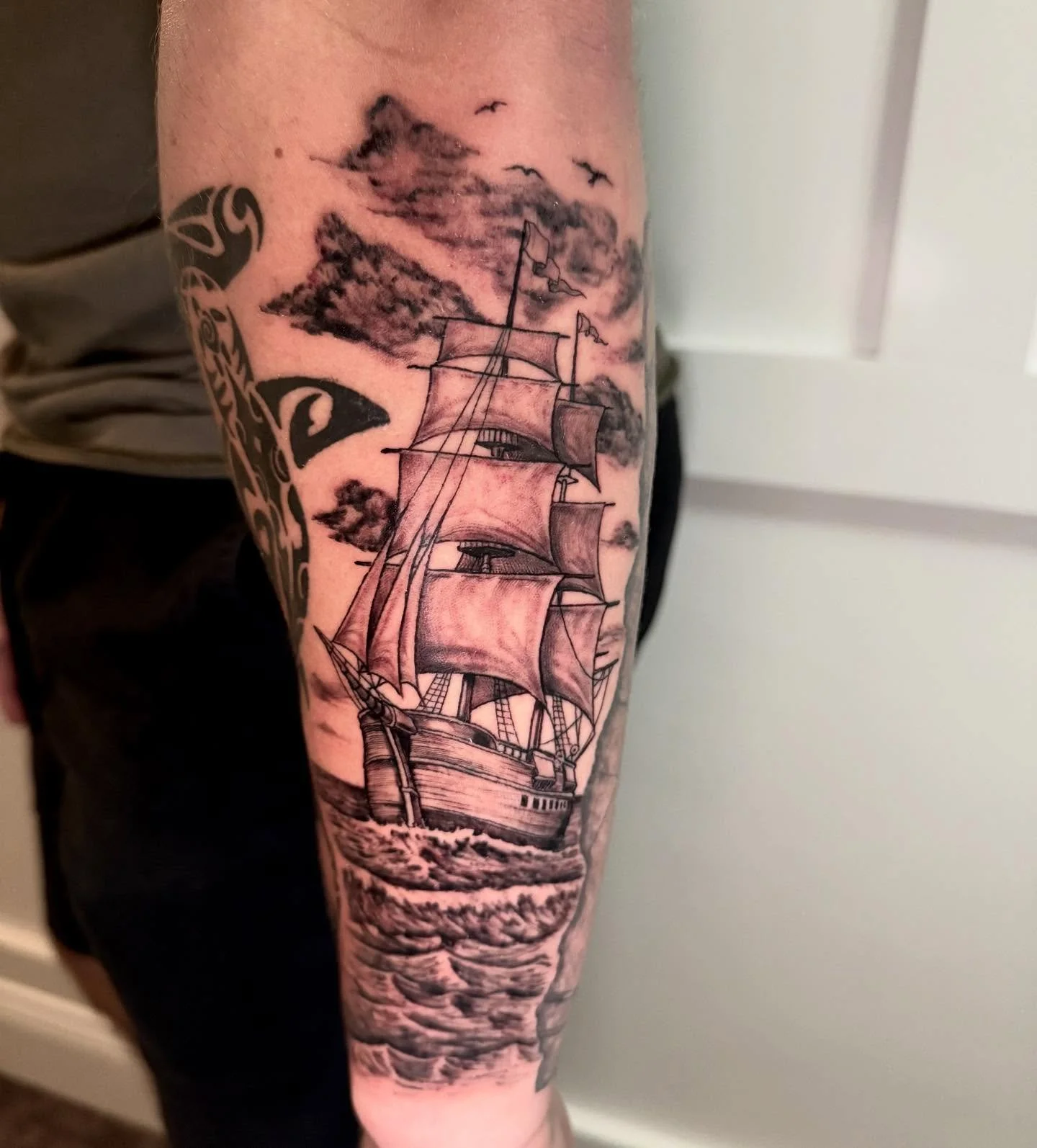 Fun little ship gap filler! 🚢 🏴&zwj;☠️ 
.
.
.
#Tattoo #sacredarttattooct  #ctink #inked #connecticuttattoos #blackandgreytattoo #peakneedles 
#satlikeachamp #blackandgreytattoo #colortattoo