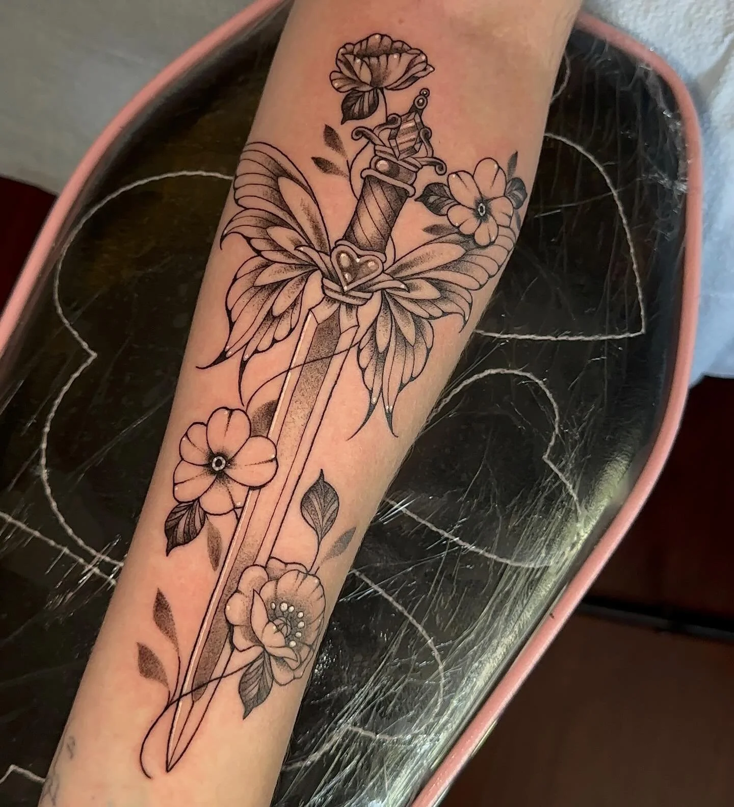 🧚🏼&zwj;♀️🗡️ 🌸
.
.
.
#sacredarttattooct#tattooct#cttattoo#tattoo#tattoos#cttattoos#tattoosct#tattooartist#cttattooartist#tattooartistct#tattooer#cttattooer#tattooerct#swordtattoo#ladytattooers#ladytattooer#daggertattoo#fairytattoo#fairywings#fairi