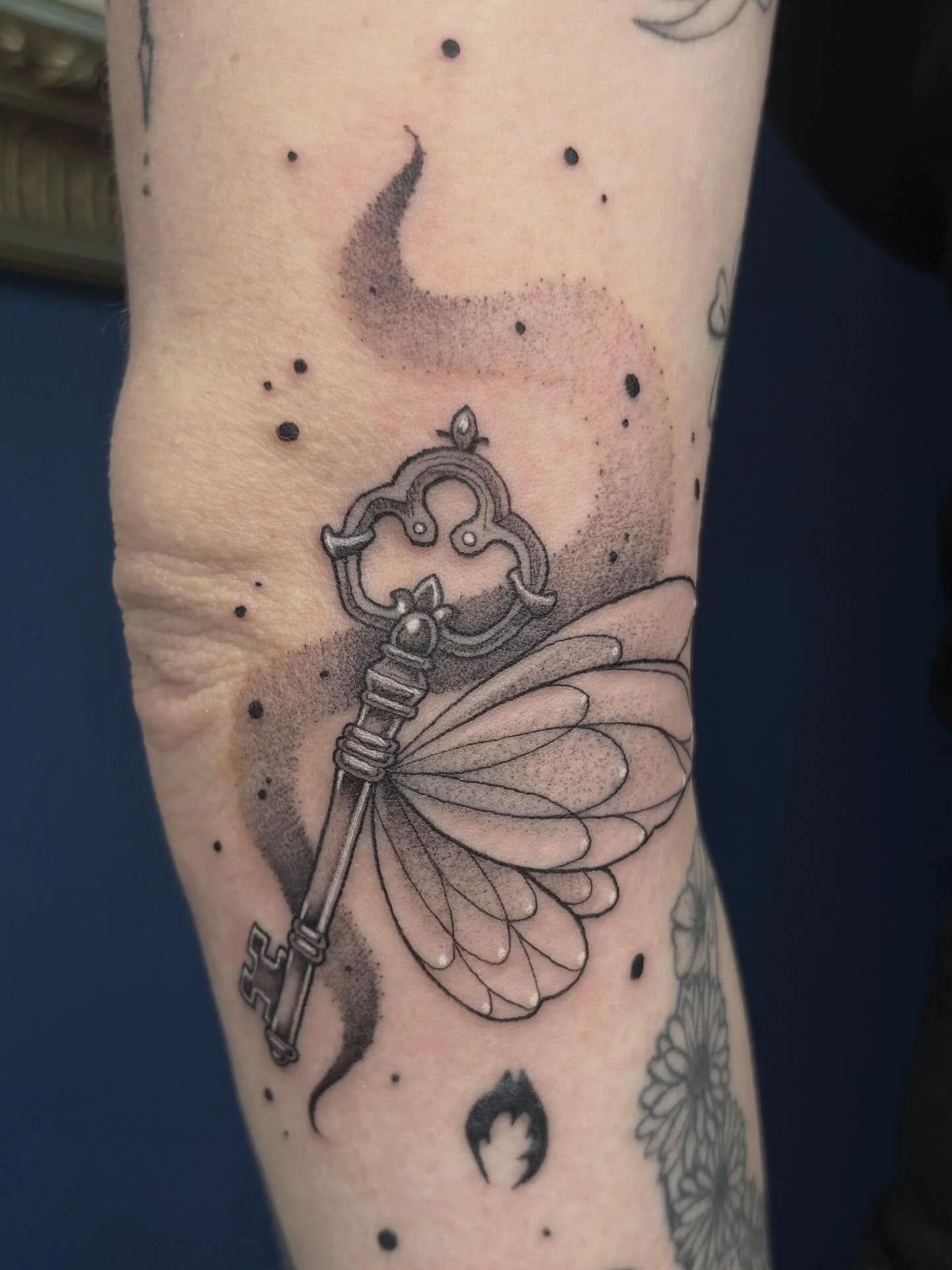 Little winged key inspired by Harry Potter! It&rsquo;s just so cutesy and I love it! 🗝️🪽🪄
.
.
.
.
.
.
.
#sacredarttattooct #cttattoo #cttattooartist #ladytattooers #girltattooartist #ctink
#tattooideas #illustration #artist #harrypotter #harrypott