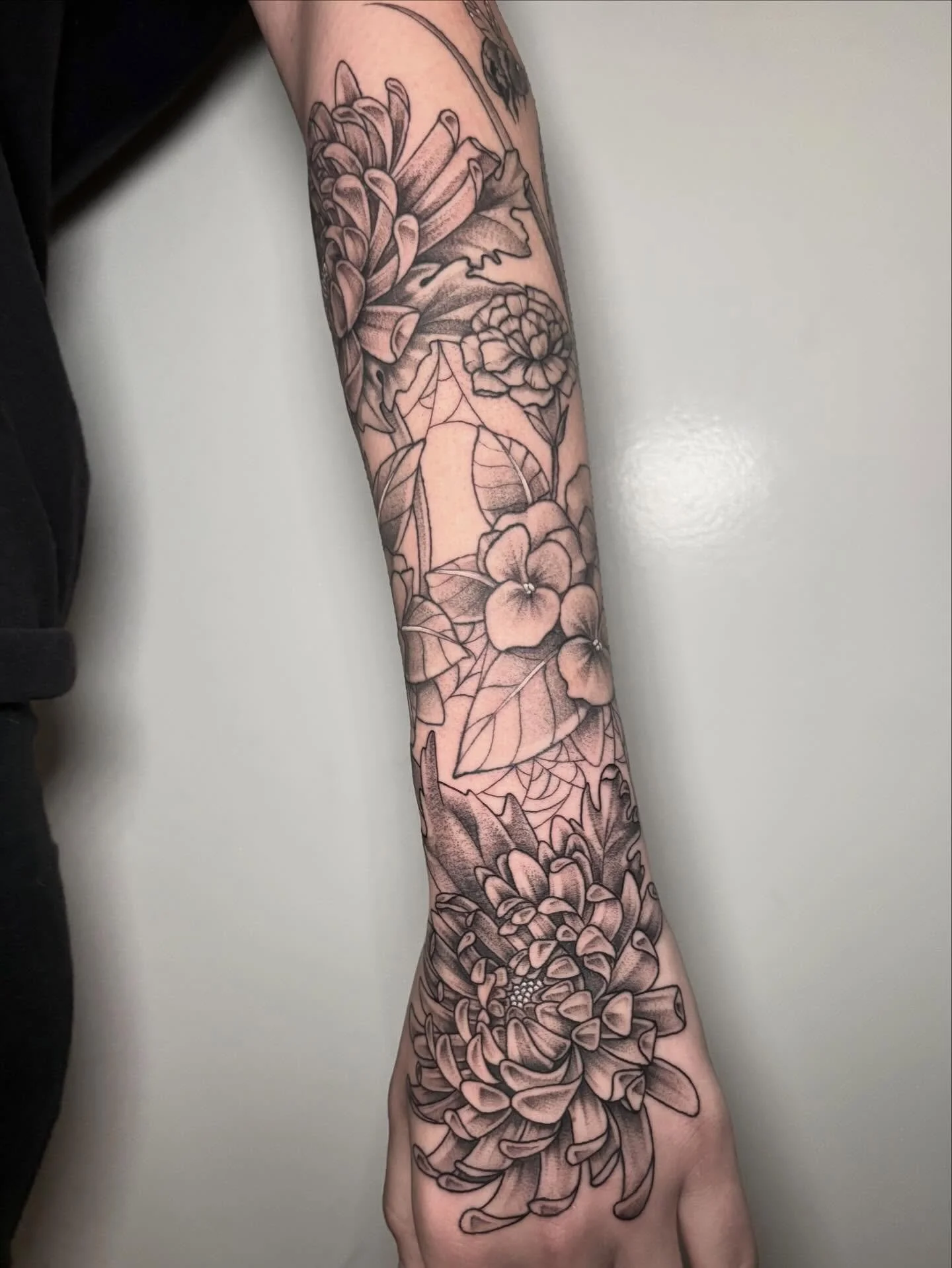 Little half sleeve and hand blaster! So happy w how this turned out!
.
.
.
.
.
.
.
.
#sacredarttattooct #cttattoo #cttattooartist #ladytattooers #girltattooartist #ctink
#tattooideas #illustration #artist #flowertattoo #handtattoo #flowers #floral #b