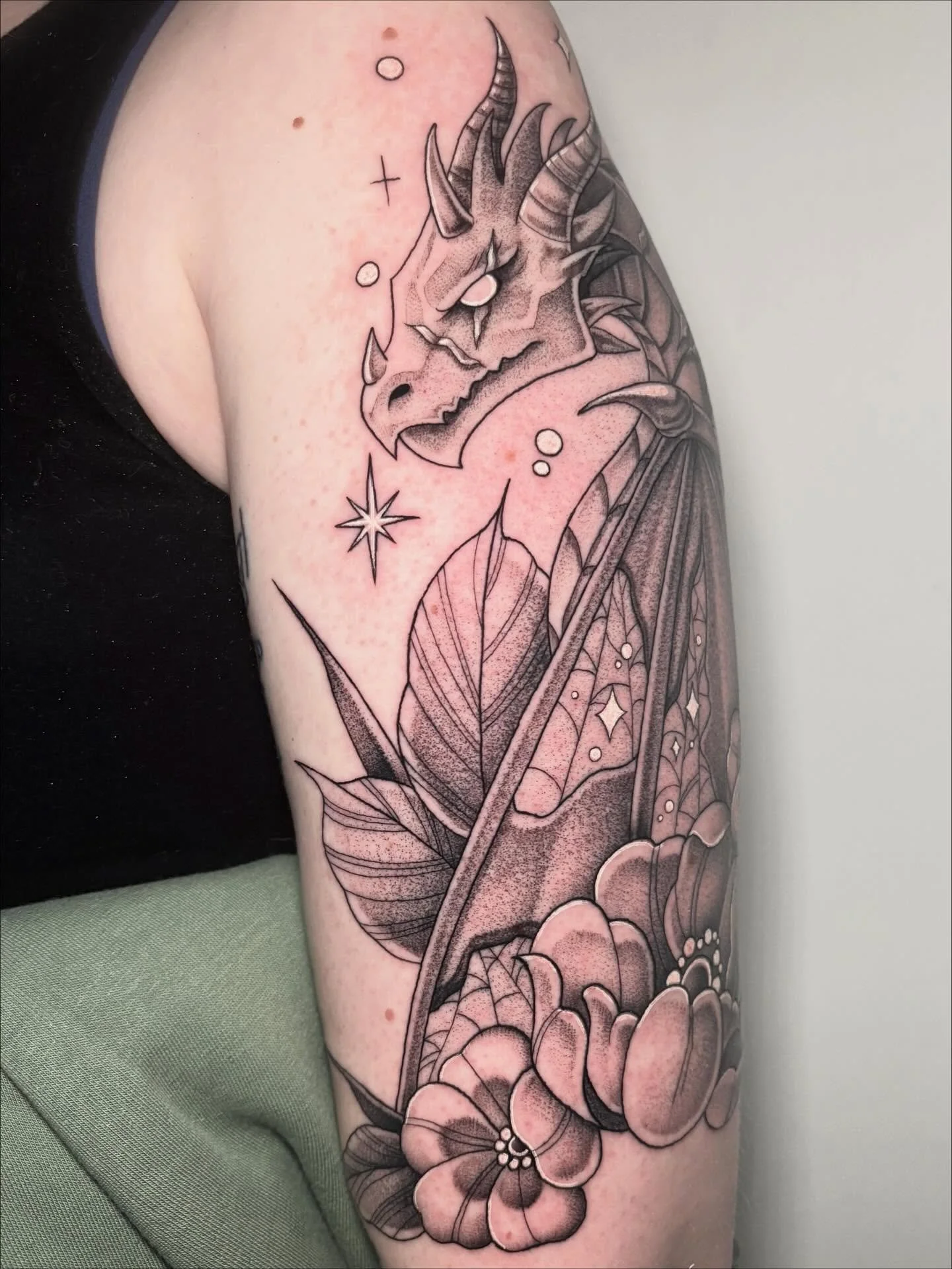 Fresh and healed Abraxos from throne of glass. ⚔️🐉🌹

Please, please, please, more book related tattoos!!!
.
.
.
.
.
.
.
.
.
.
#sacredarttattooct #cttattoo #cttattooartist #ladytattooers #girltattooartist #ctink
#tattooideas #illustration #artist #t