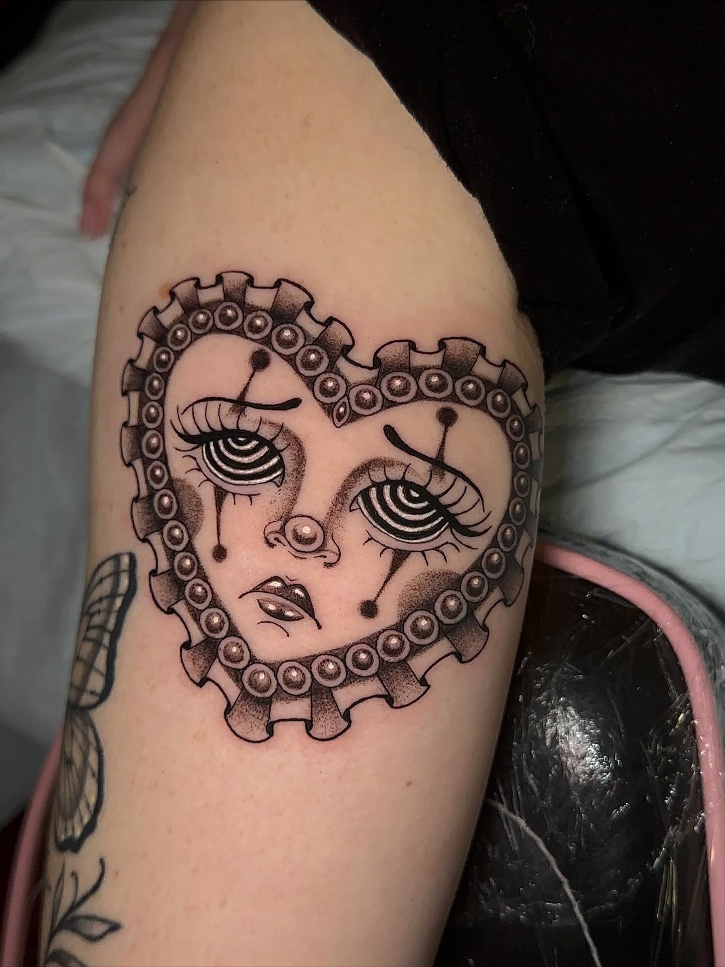 More spooky sad clown girls please!!! 🤡 🖤
.
.
.
#sacredarttattooct#tattooct#cttattoo#tattoo#tattoos#cttattoos#tattoosct#tattooartist#cttattooartist#tattoer#cttattooer#ladytattooer#tattooerct#clown#clowntattoo#sadclown#sadclowntattoo#heart#hearttatt