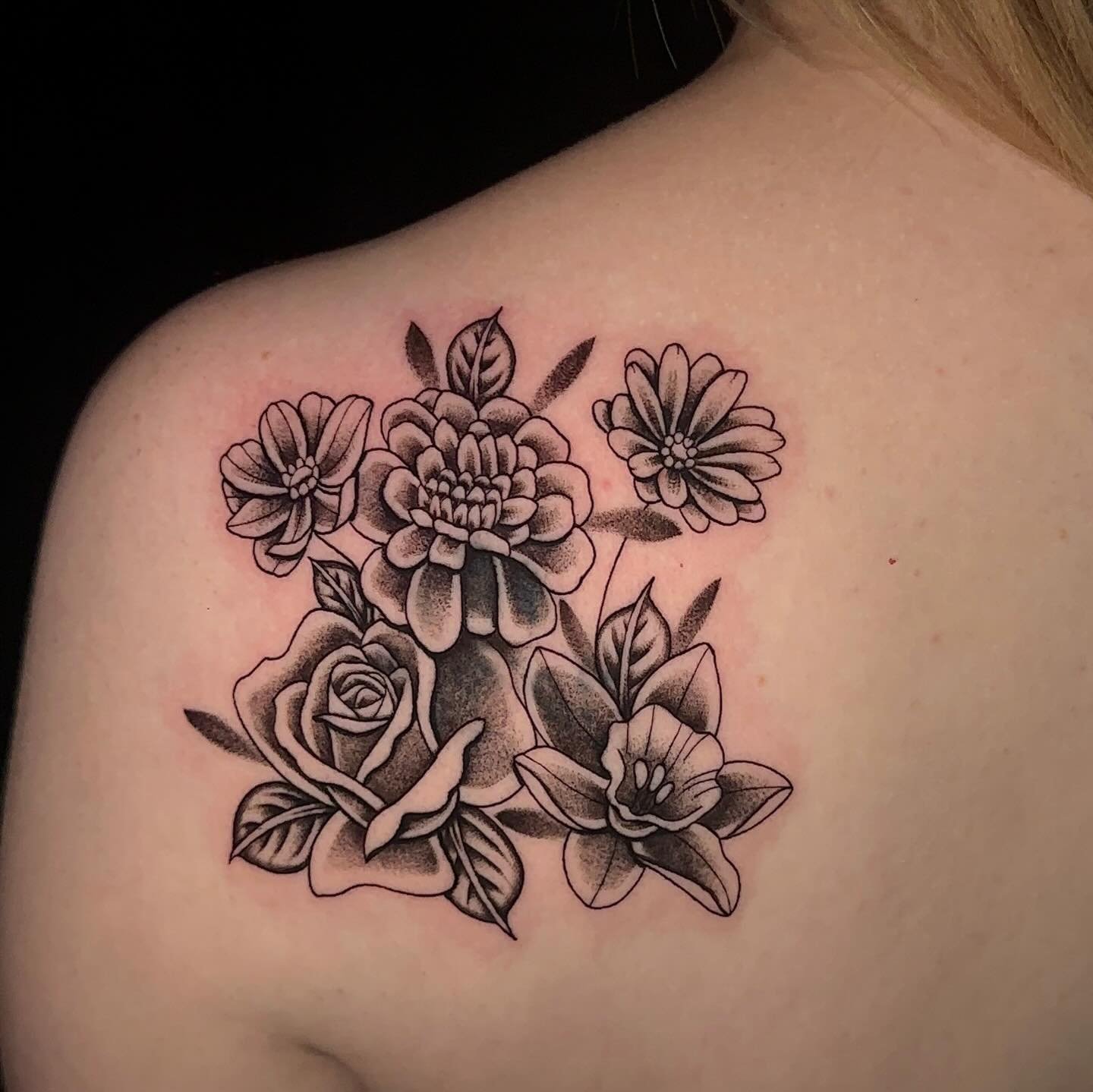 Flowery coverup :) swipe for before, not done by me!
.
.
.
#sacredarttattooct#coveruptattoo#birthflowers#christmas#holidays