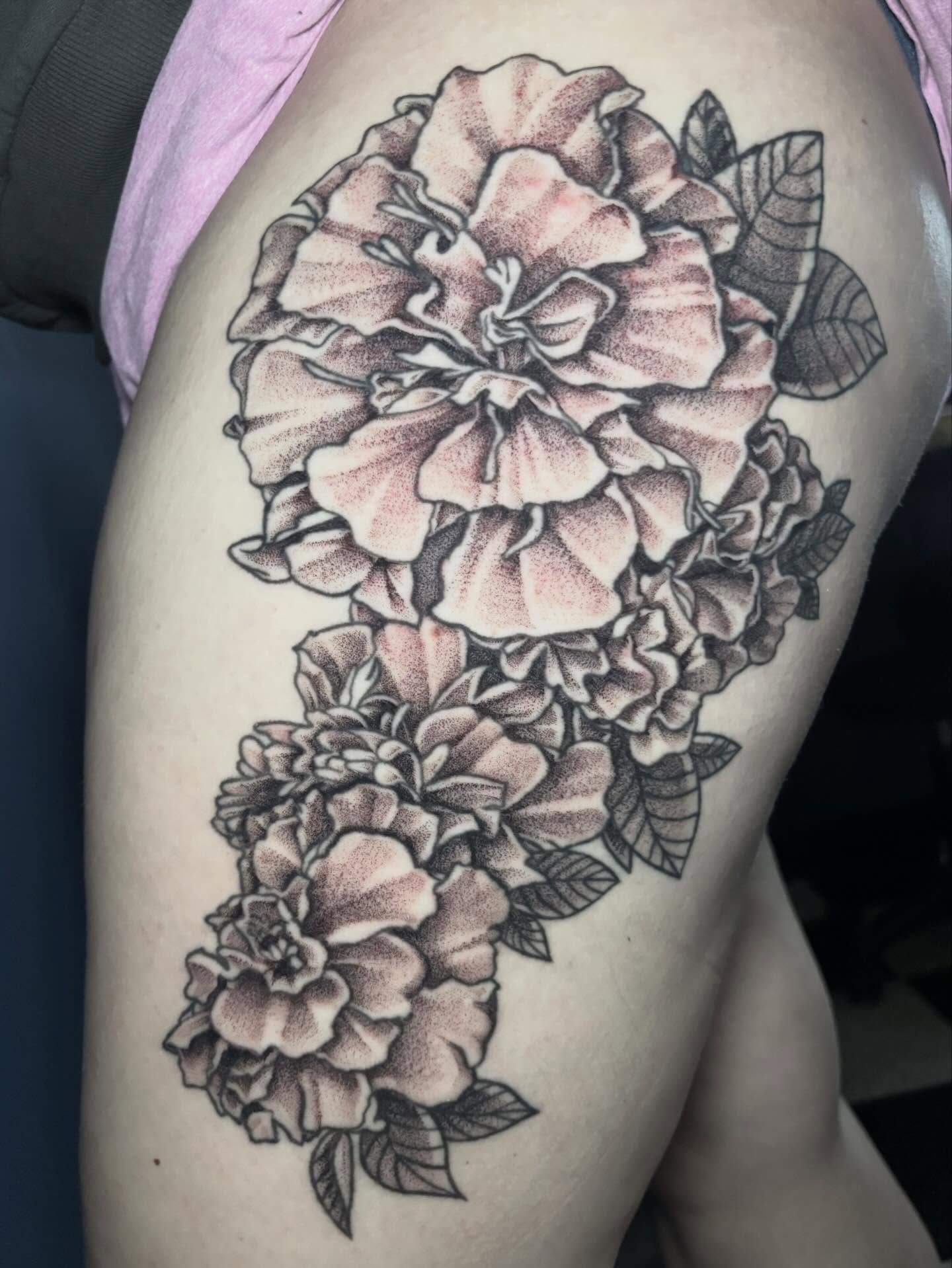 Got to shade in these flowers I started back when I first started tattooing! So happy with how they healed! Thank you @mcocchi.art for trusting me when I first started out ☺️❤️
.
.
.
.
.
#sacredarttattooct #cttattoo #cttattooartist #ladytattooers #gi