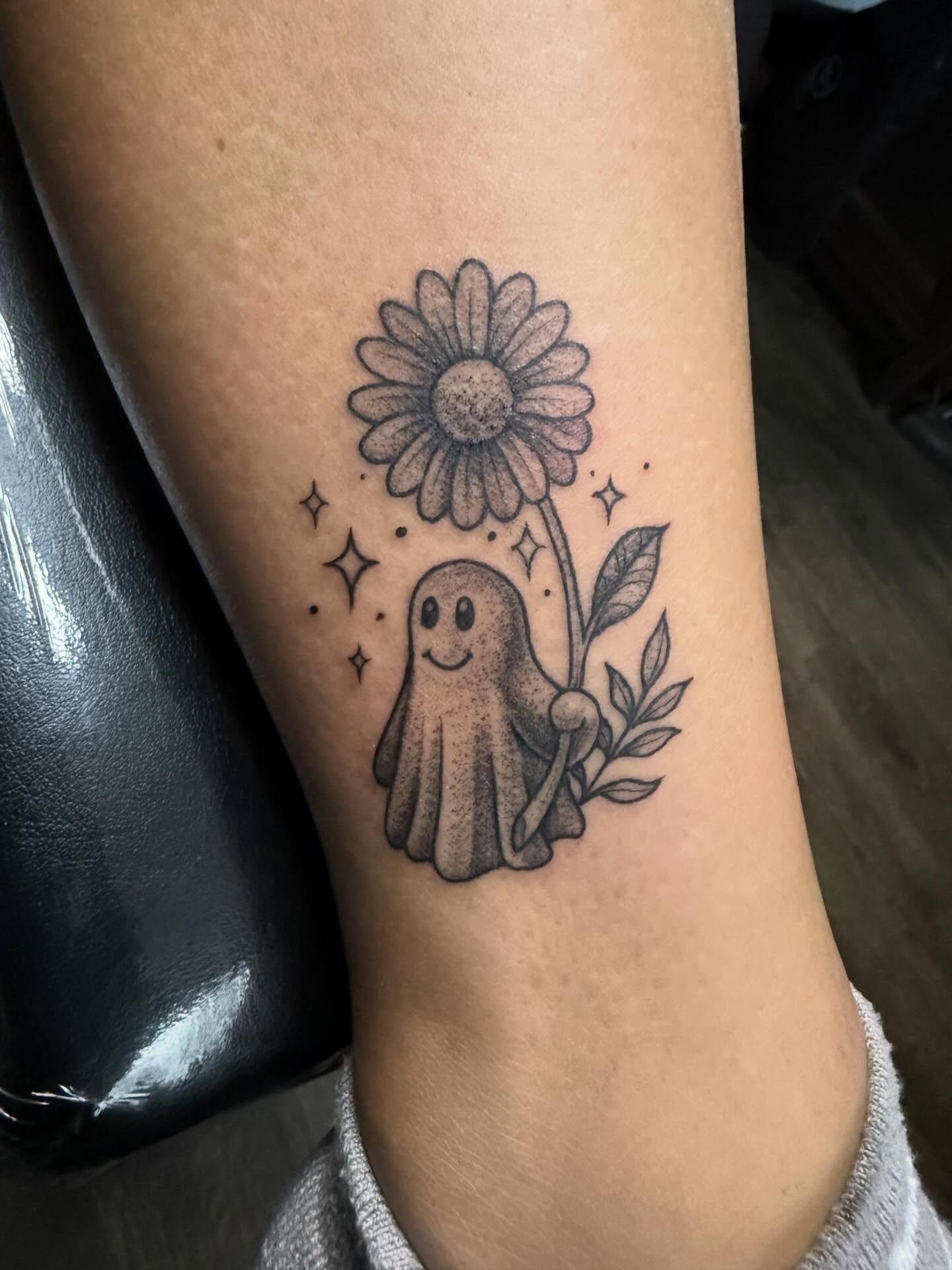 Some friendly little ghost buddies from this morning 👻 
.
.
.
#Tattoo #sacredarttattooct  #ctink #inked #blackandgraytattoo