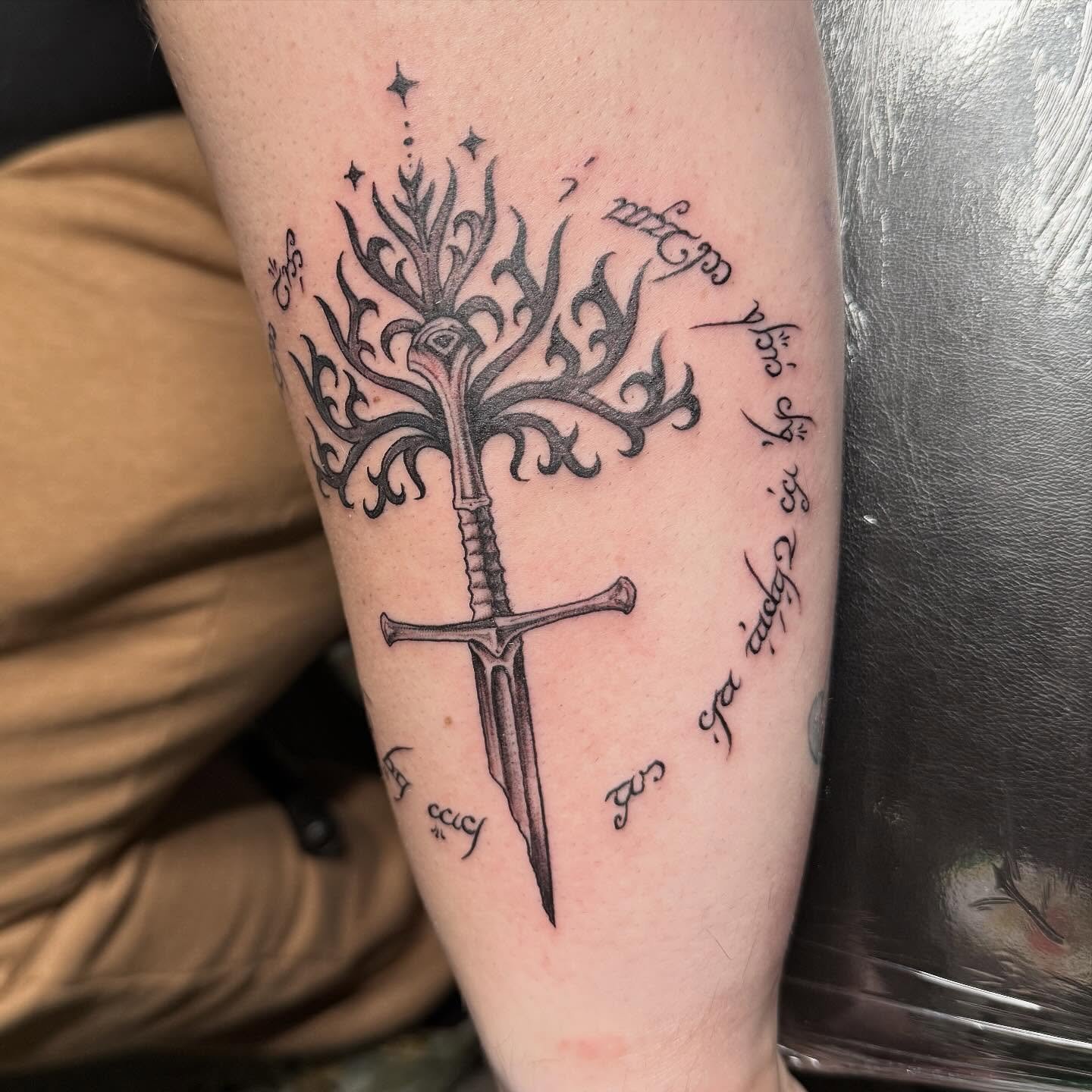 Fun little #lordoftherings piece to end the week. 
.
.
.
#Tattoo #sacredarttattooct  #ctink #inked connecticuttattoos blackandgreytattoo peakneedles americantraditionaltattoo 
satlikeachamp blackandgreytattoo colortattoo