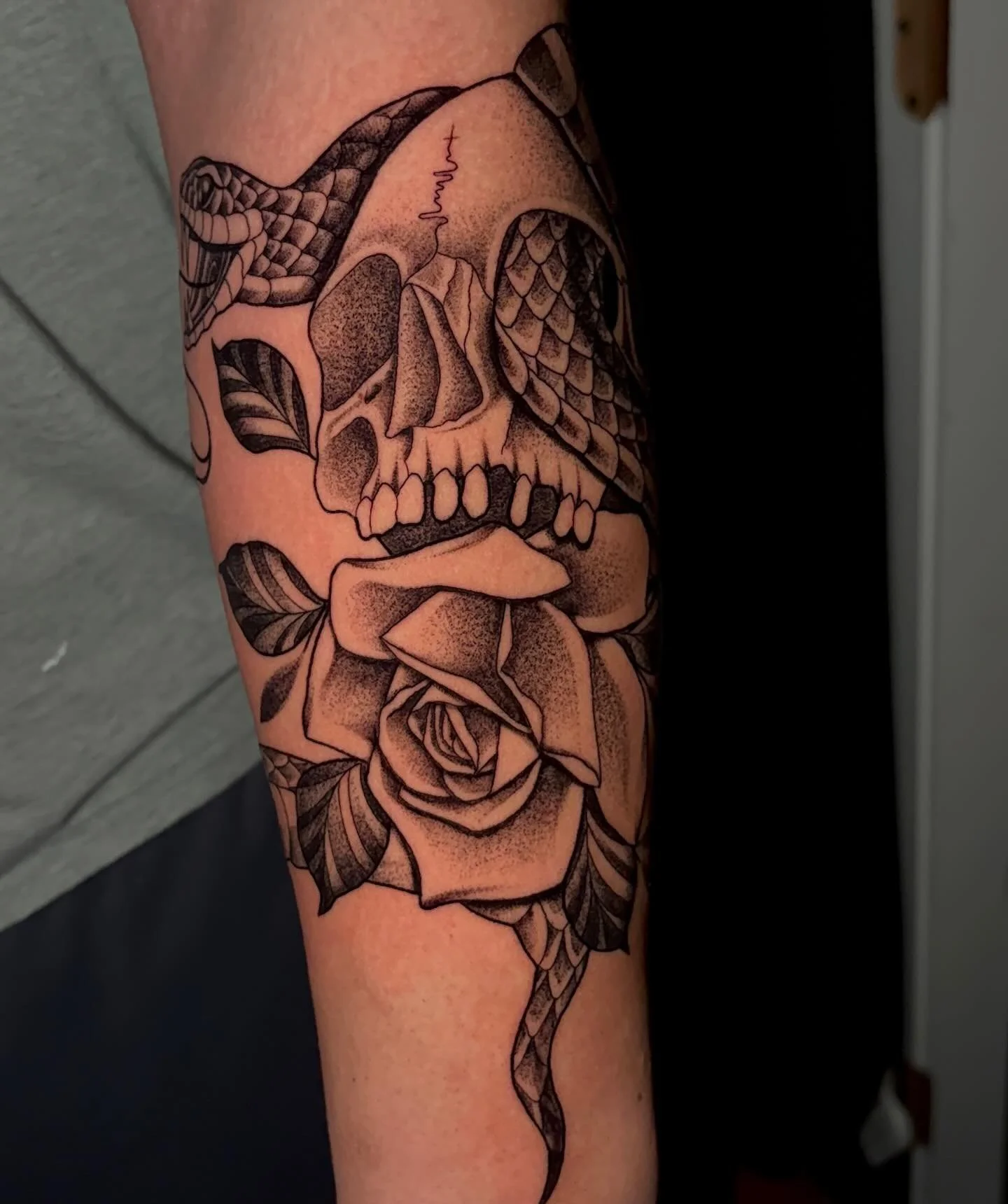 Classic skull with snake and rose!! This wraps under the arm too :) 💀🐍🌹
.
.
.
#sacredarttattooct#tattooct#skulltattoo#snaketattoo#rosetattoo