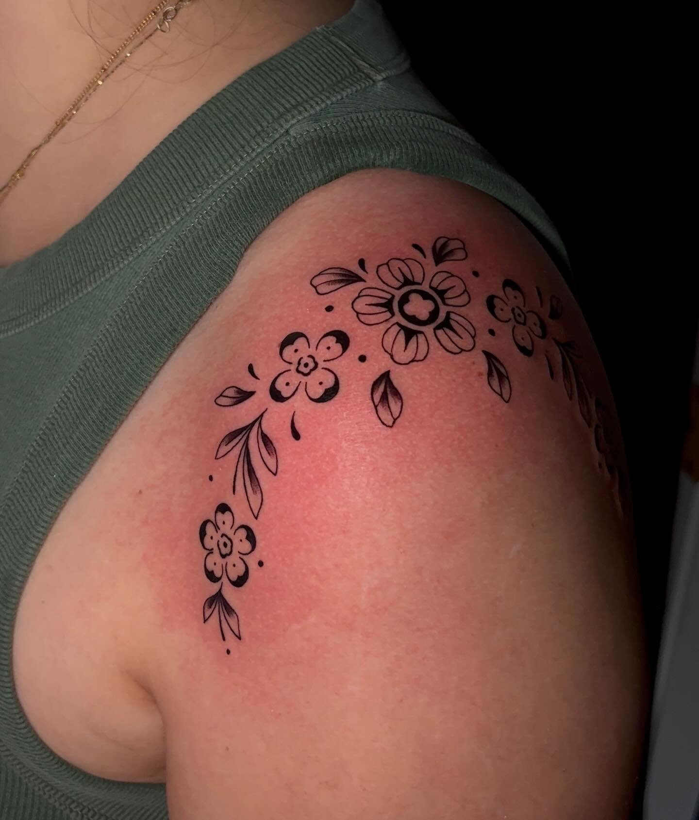 I&rsquo;m OBSESSED with this placement 😮&zwj;💨 
.
.
.
#sacredarttattooct#tattooct#ornamentaltattoo#shouldertattoo#valentinesday