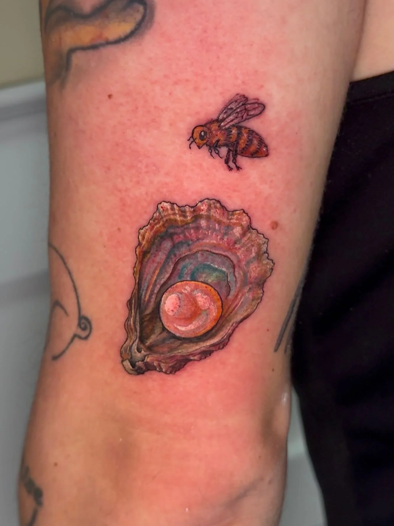 Oyster pearl and bee from this afternoon 🦪 🐝 the iridescence of shells interior was tricky but think we nailed it. .
.
.
#sacredarttattooct  #ctink #inked #connecticuttattoos #colortattoo