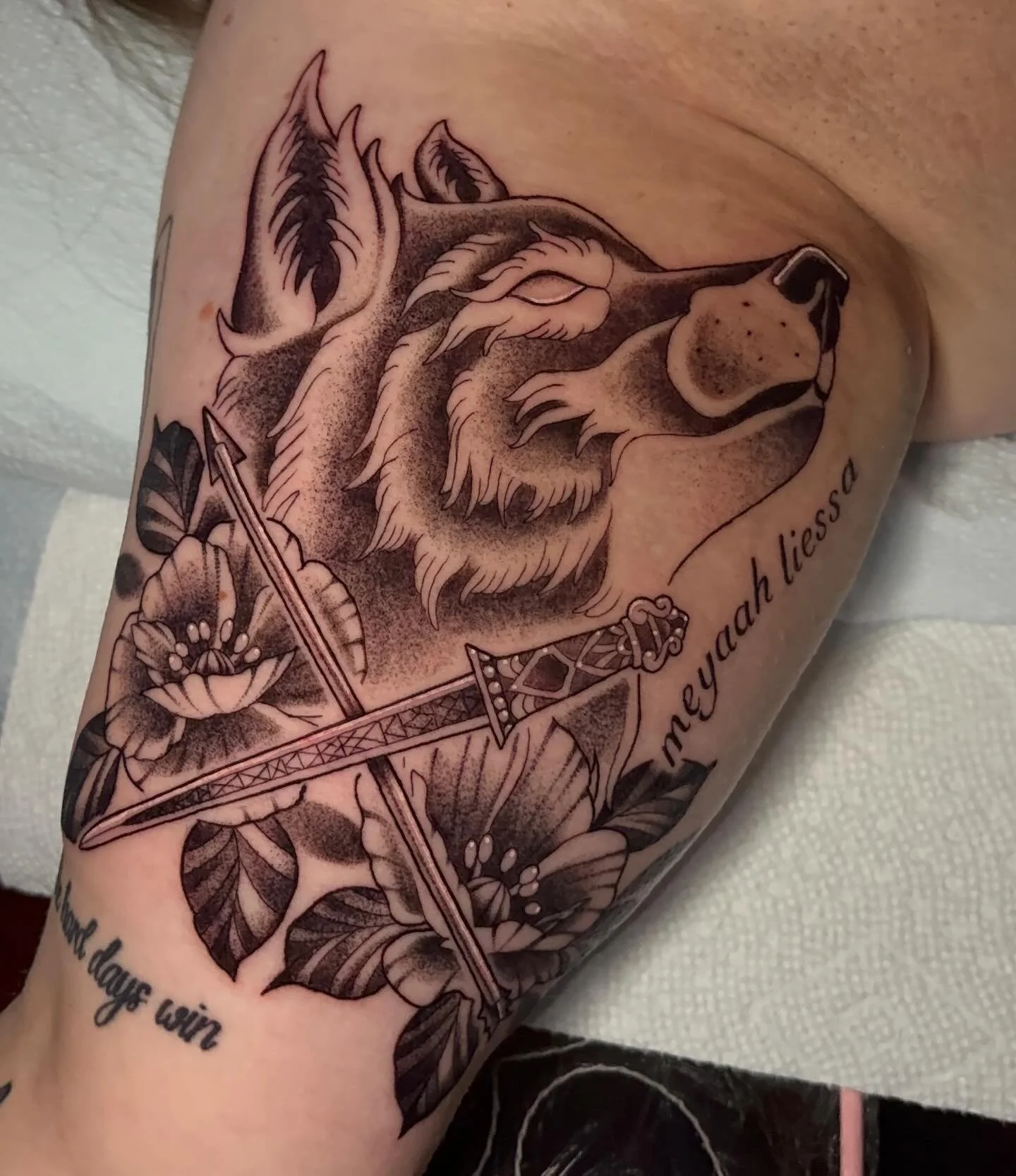 🗡️From Blood and Ash🩸🐺
.
.
.
#sacredarttattooct#tattooct#booktattoo#fantasytattoo#wolftattoo