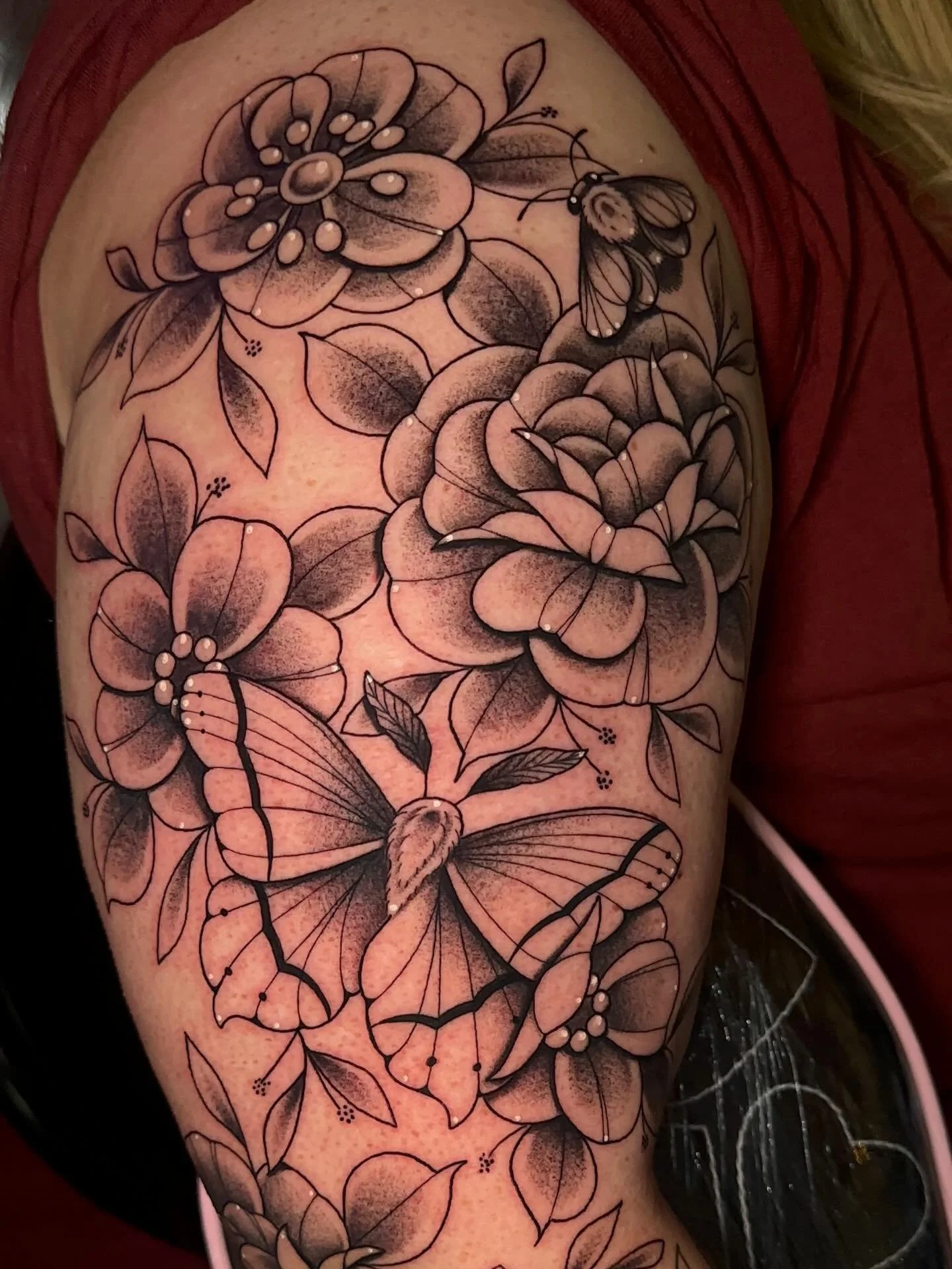 🌸🦋🌱 the warm weather&rsquo;s got me dreaming of spring ✨
.
.
.
#sacredarttattooct#tattooct#floraltattoo#mothtattoo#flowertattoos
