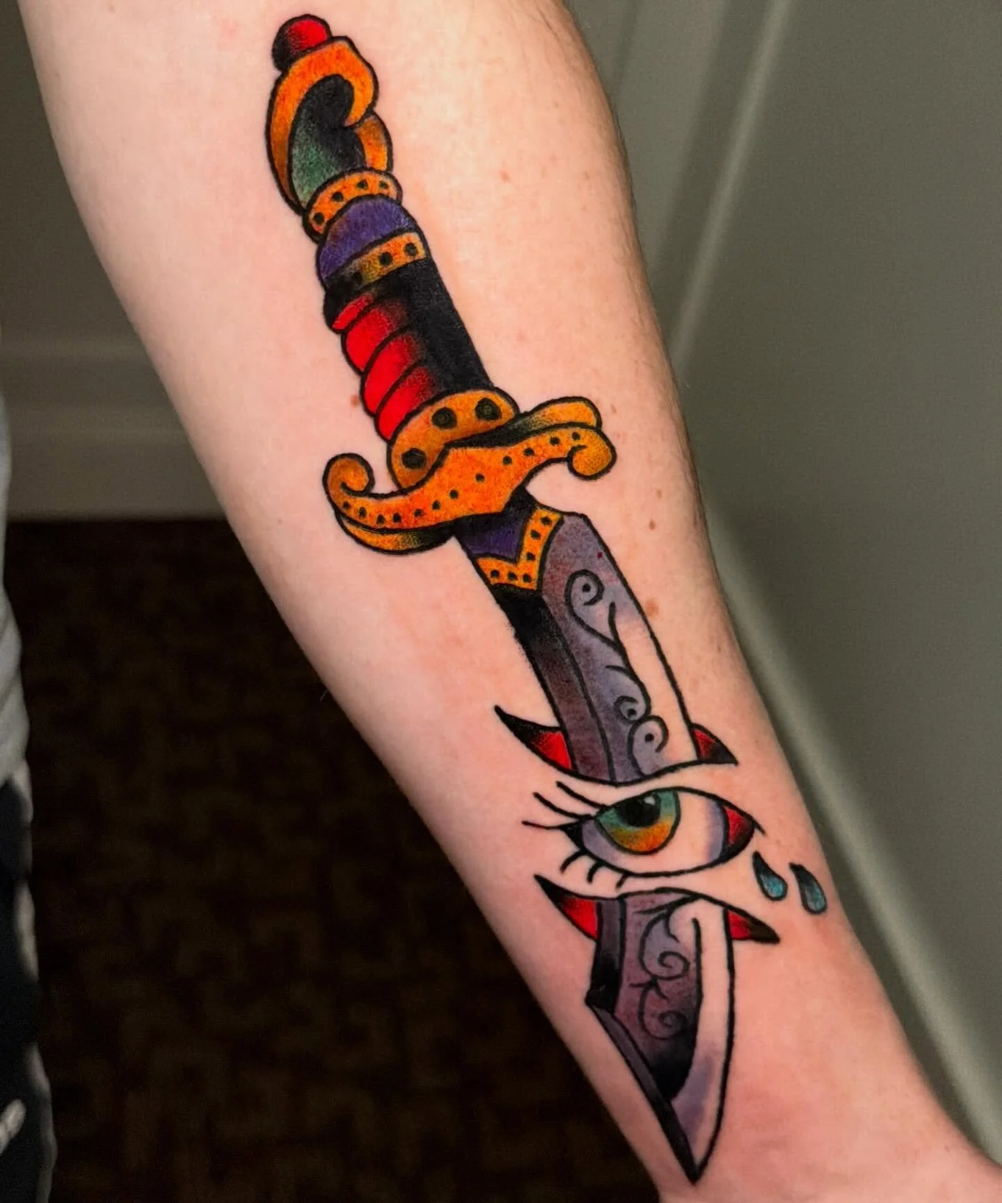 custom dagger for david! thank you for the trust since day one. 

#americantraditional #americantraditionaltattoo #boldwillhold #daggertattoo #americantraditionaltattoos