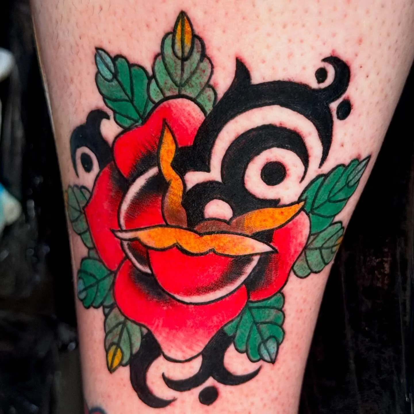 tattooed myself yesterday cuz why the hell not. not too shabby for being in a tough spot and doing it upside down 😸🌹

#americantraditional #americantraditionaltattoo #rosetattoos #boldwillhold #apprenticetattoos