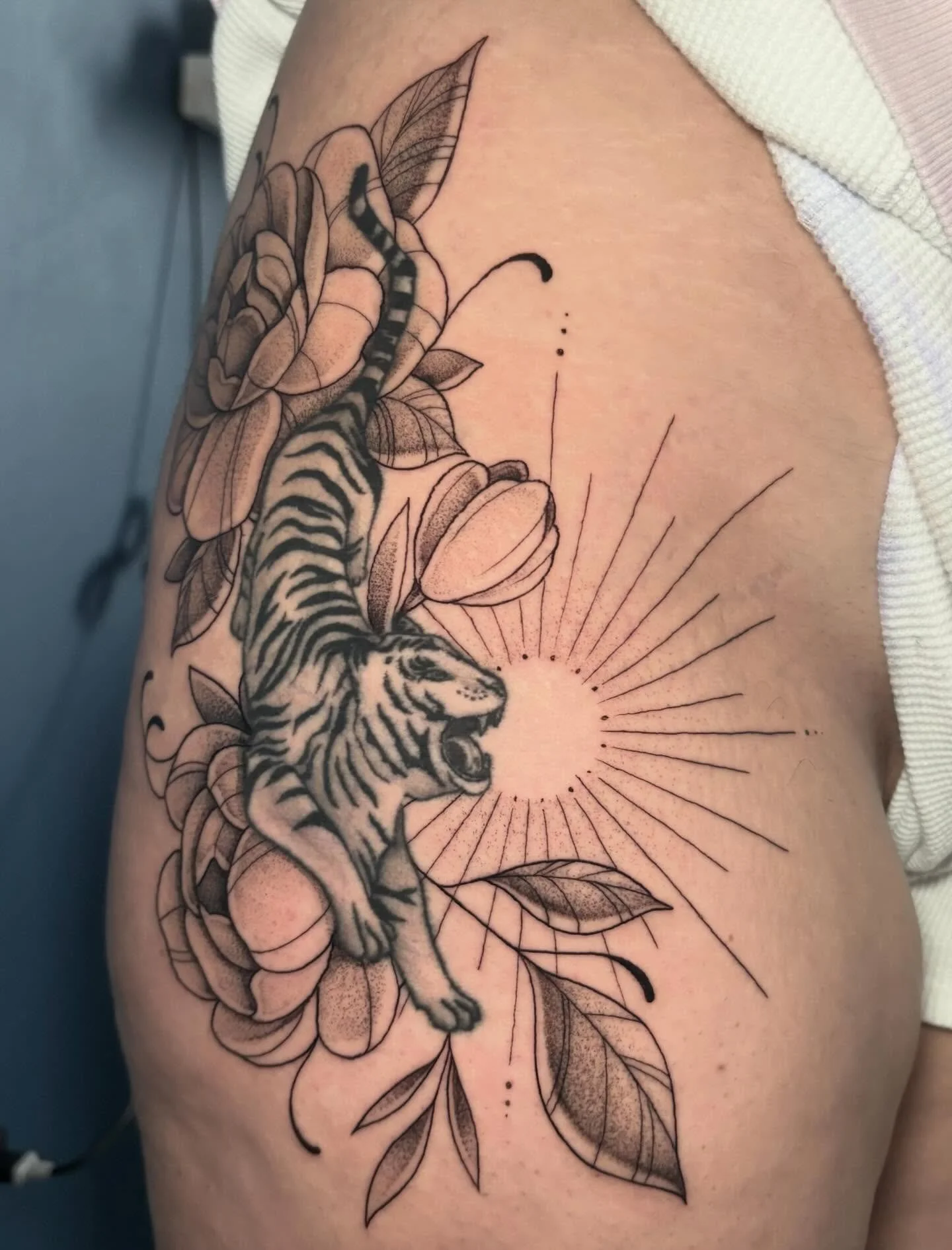 Flowers added to this tiger I did early on as an apprentice! So happy with how this healed and with what we added! 🐅☀️🌸
.
.
.
.
.
#sacredarttattooct #cttattooartist #tigertattoo #flowertattoo #suntattoo