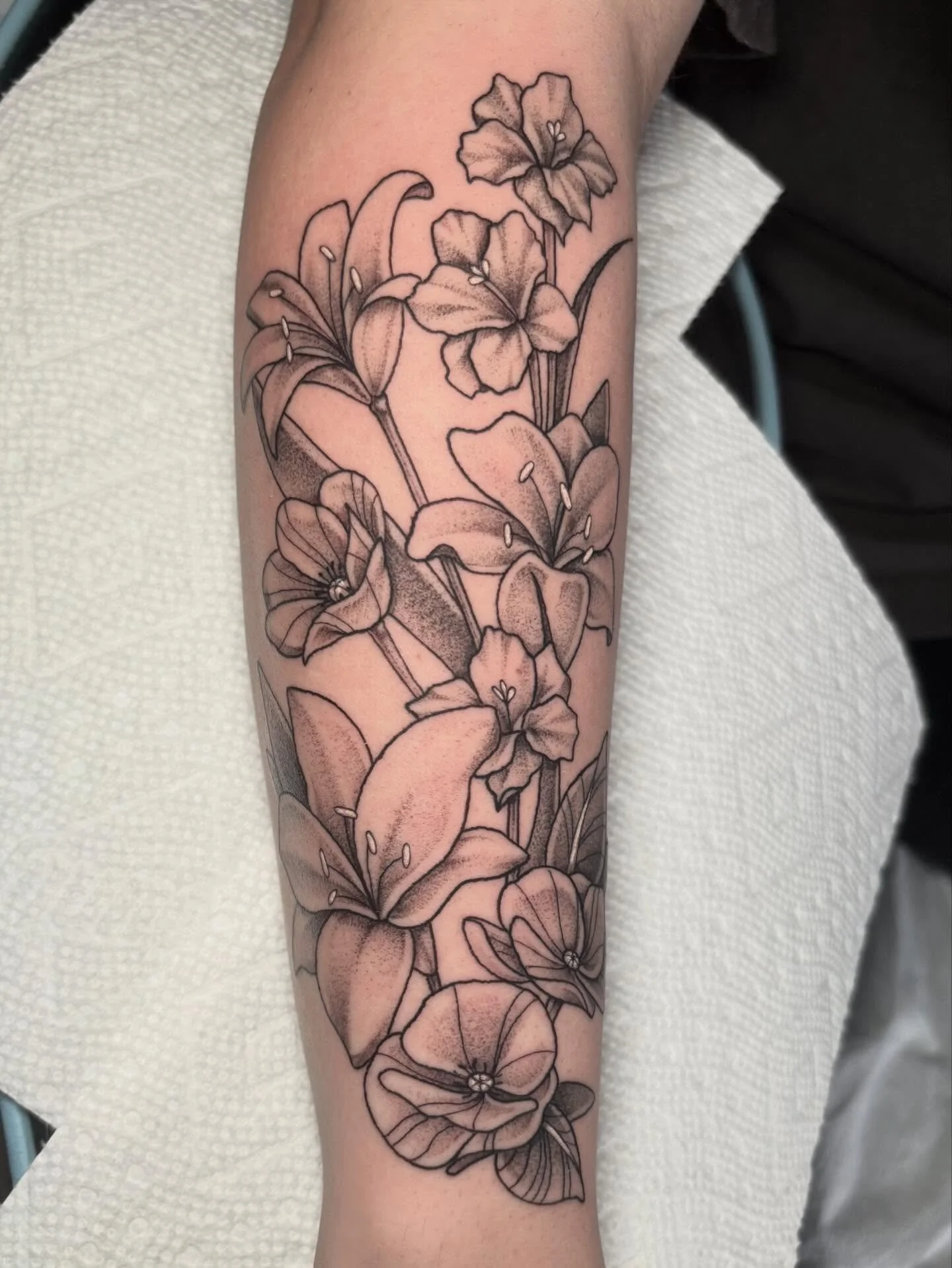 Did some pretty flowers the other day! So stinking cute!
.
.
.
.
.
.
.
.
#sacredarttattooct #colortattoo #blackandgreytattoo #illustration #art #wow #tattooct #tattoo #cttattoo #tattoos #cttattoos #tattoosct #tattooartist #cttattooartist #tattooartis
