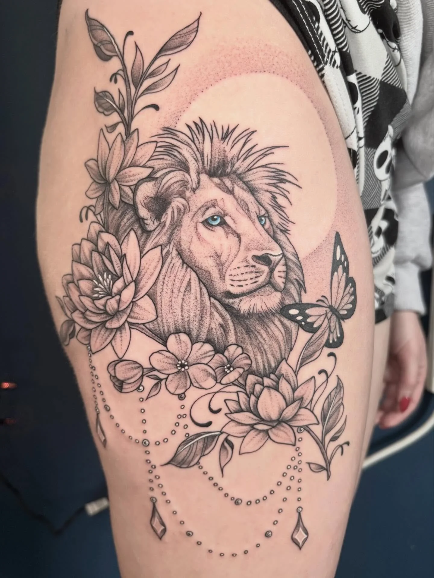 Lion from a while back! Been meaning to post this one! So happy with how this turned out, thanks for the trust! &hearts;️🦁
.
.
.
.
.
#sacredarttattooct #cttattooartist #liontattoo #flowertattoo #prettytattoo