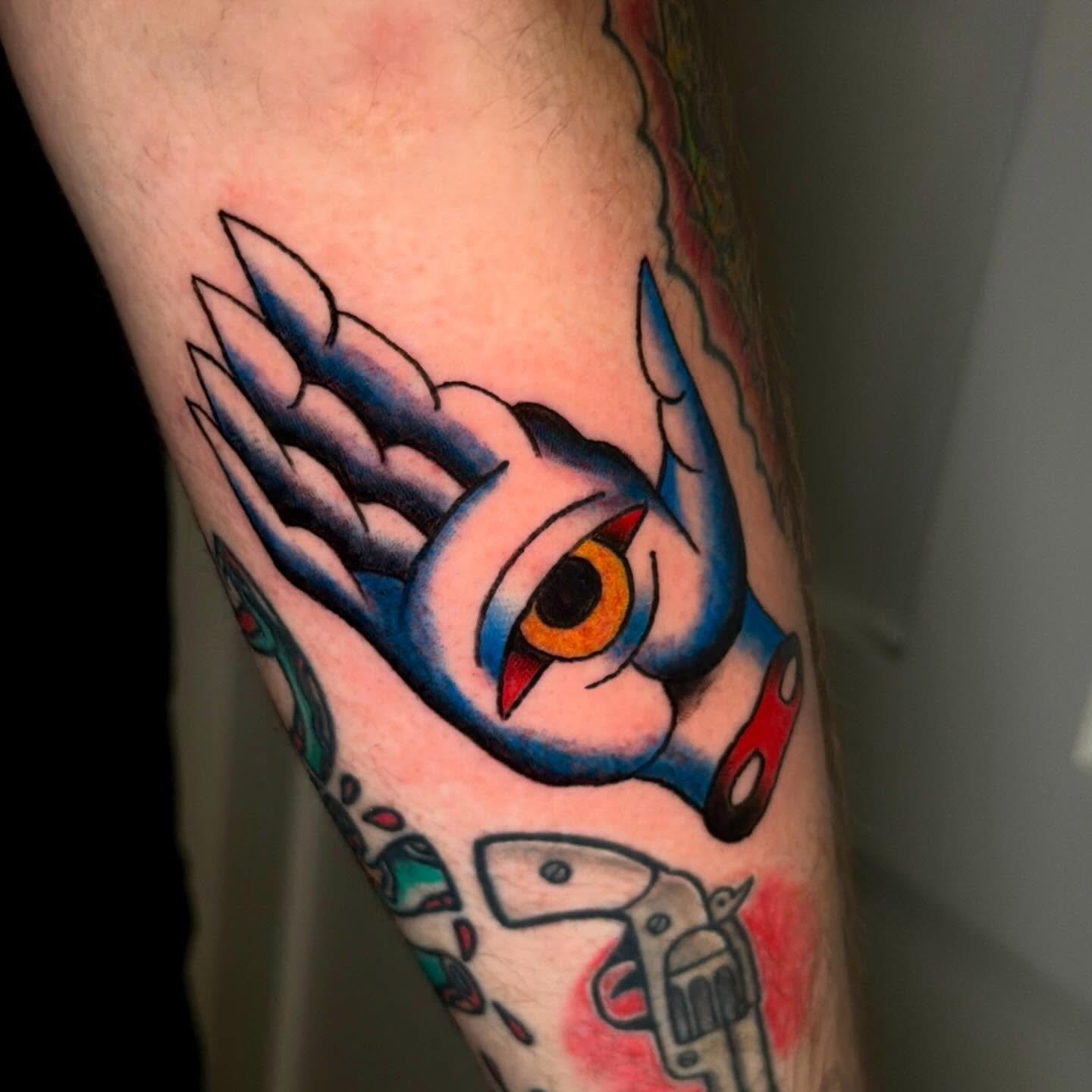 done today for devin off da wall. dm me if you&rsquo;d like to book something! got some times next week and booking may as well :-)

#americantraditional #americantraditionaltattoo #tattooflash #americantraditionalflash