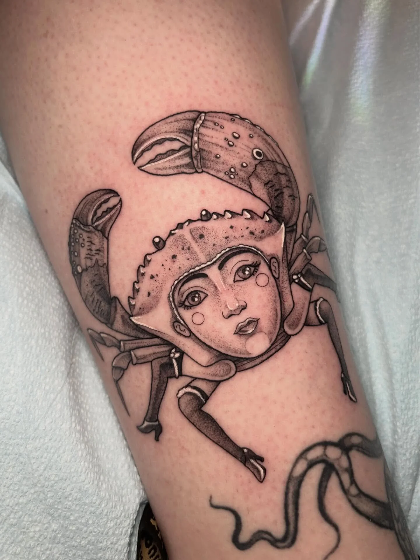 Little crab lady!! 🦀
.
.
.
.
.
.
#sacredarttattooct #cttattooartist #crabtattoo #ladytattoo #blackandgreytattoo