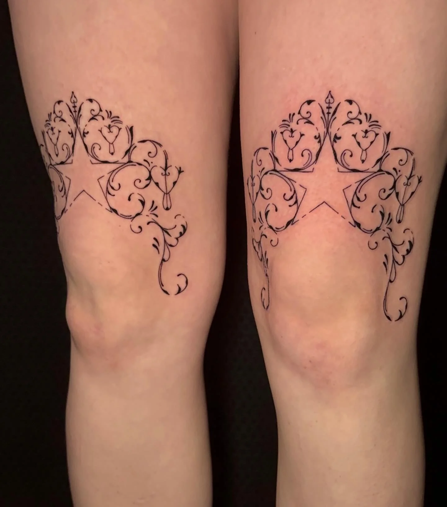 Something a little different and I am IN LOVE!! More like this pls! 🖤
.
.
.
#sacredarttattooct#tattooct#vintage#vintagetattoo#kneetattoos