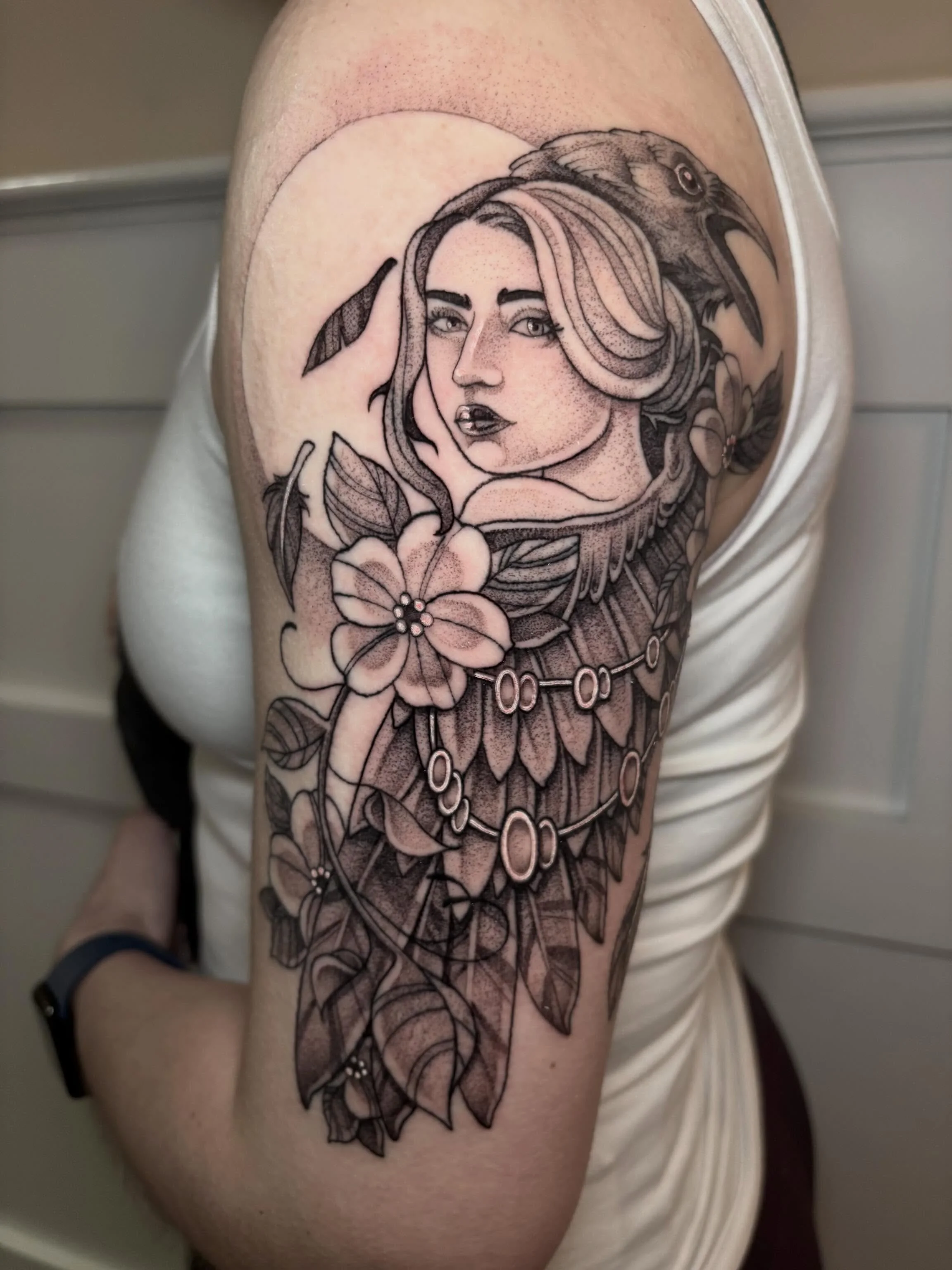 Got to finish this cool raven lady the other day! So happy I get to share it with you all now! Gimme more of these! 🐦&zwj;⬛🪙🪎
.
.
.
.
.
.
#sacredarttattooct #cttattooartist #blackandgreytattoo #raventattoo #ladytattoo