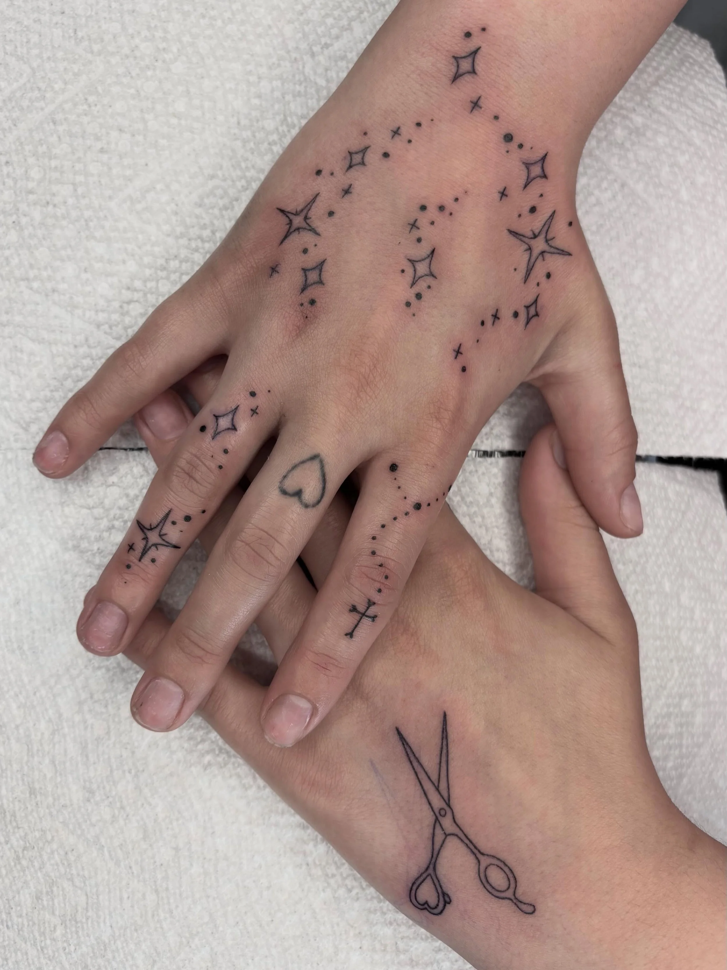 Lots of fingies and hands lately! Figured I&rsquo;d put some of what I&rsquo;ve done up! ✨✌️&hearts;️
.
.
.
.
.
.
#sacredarttattooct #cttattooartist #blackandgreytattoo #fingertattoo #handtattoo