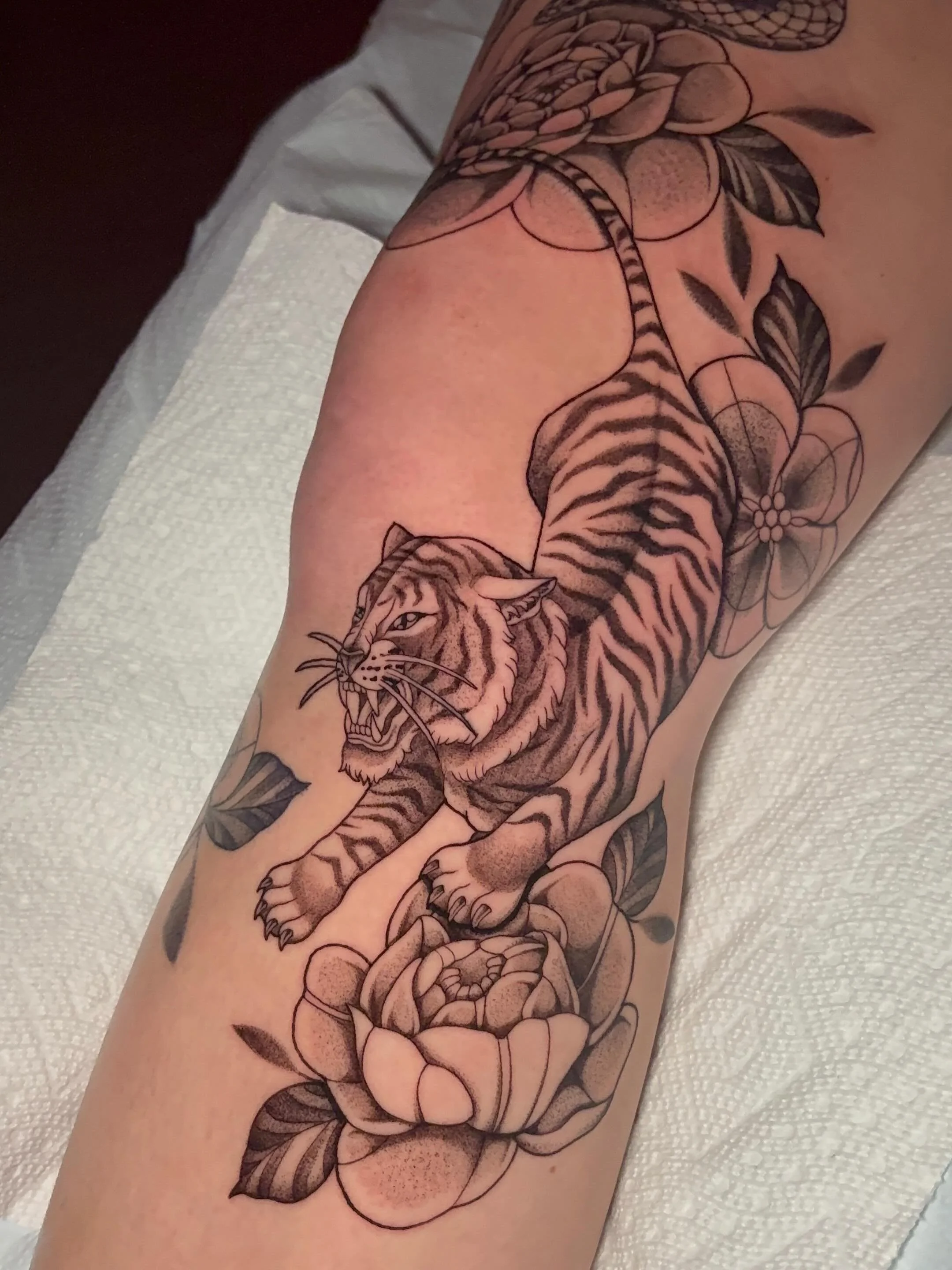 Slowly chipping away at this leg 😌
.
.
.
#sacredarttattooct#tattooct#tigertattoo#legtattoo#legsleeve