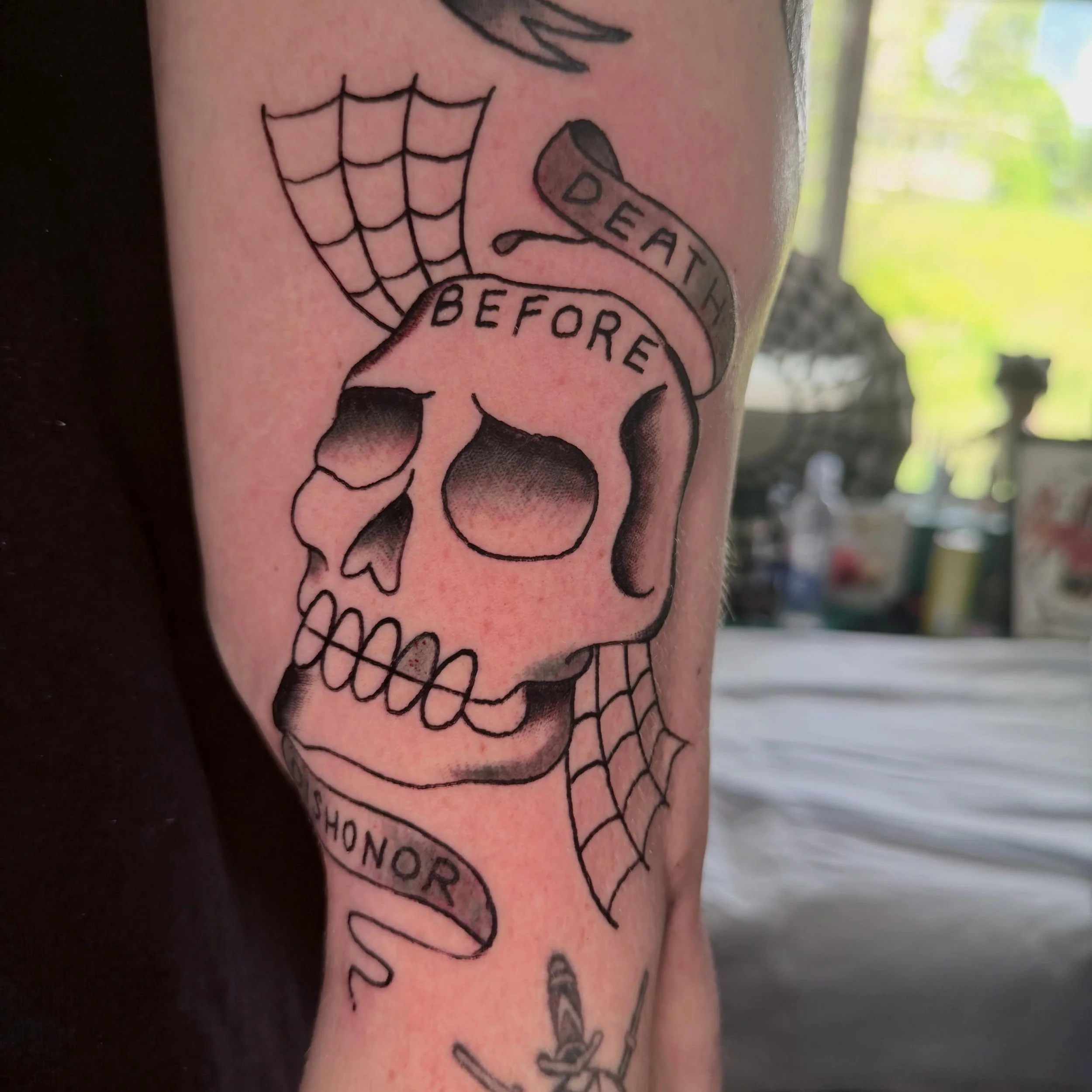DEATH BEFORE DISHONOR

#americantraditionaltattoo #americantraditional #tattooflash #ctink #americantraditionaltattoos