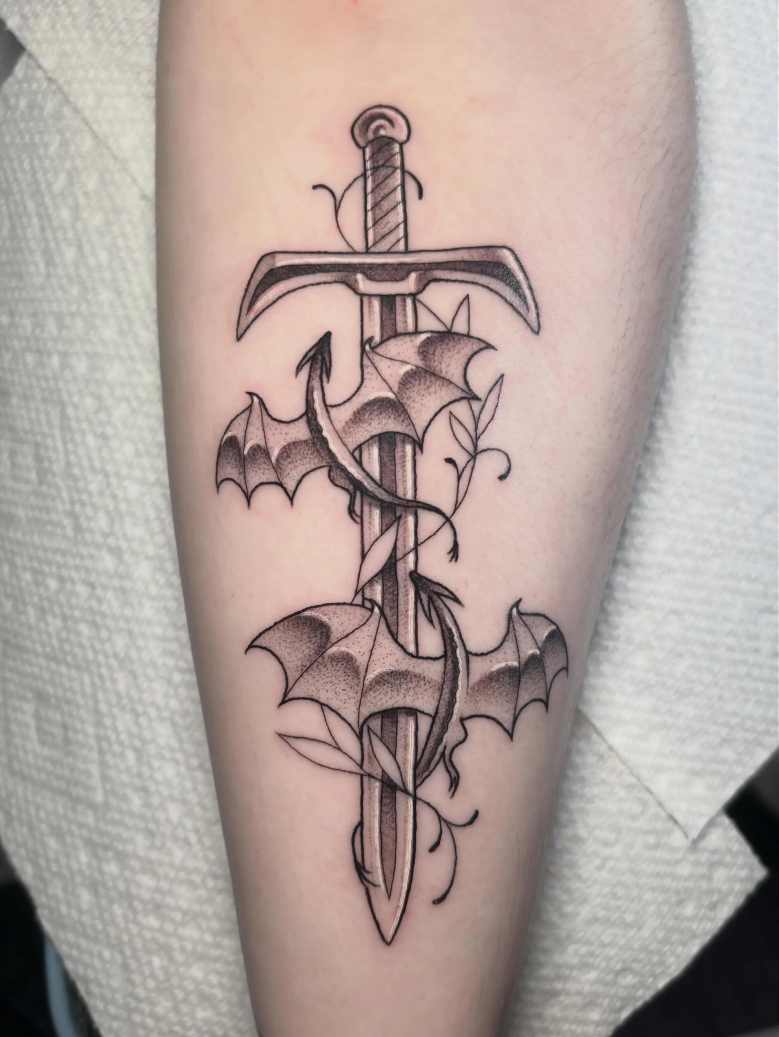 Little dragons around a sword!!! Love me some fantasy tattoos ☺️❤️&zwj;🔥🗡️
.
.
.
.
.
#sacredarttattooct #cttattooartist #blackandgreytattoo #fantasytattoo #dragontattoos
