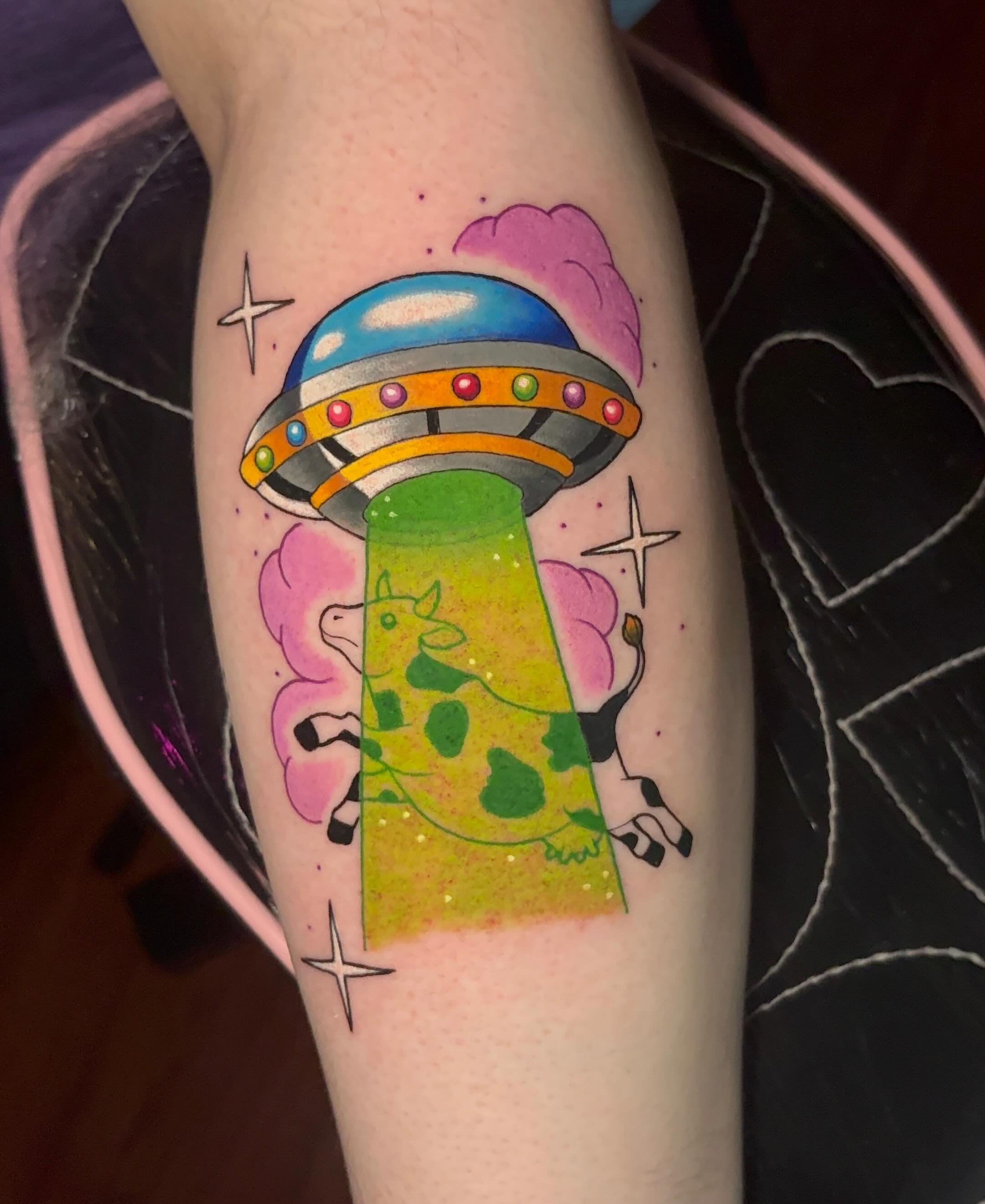👽🐄🛸
.
.
.
#sacredarttattooct#tattooct#alien#alientattoo#cow