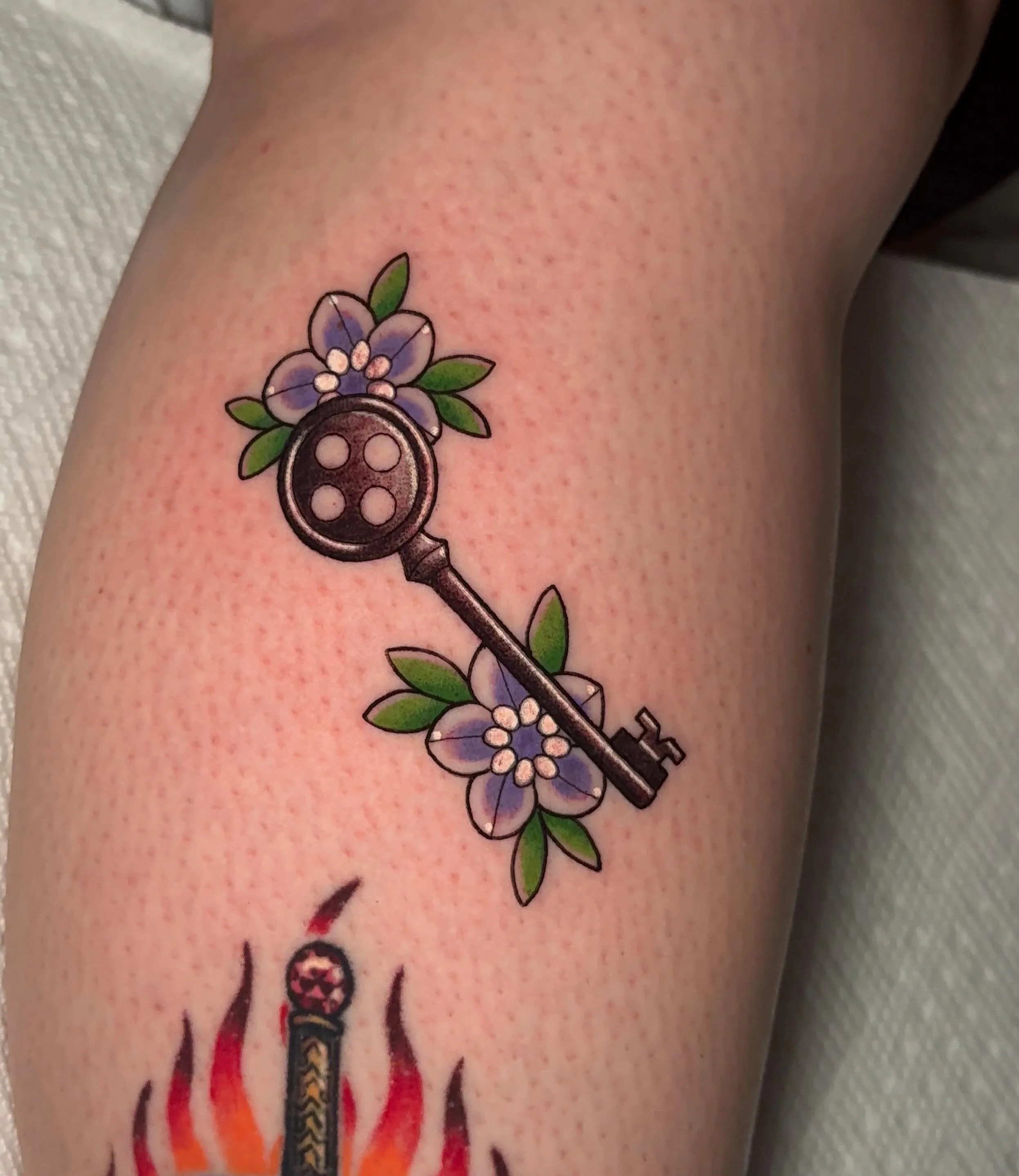 CORALINE KEY 🔑 🌸💜
.
.
.
#sacredarttattooct#tattooct#coraline#coralinekey#coralinetattoo