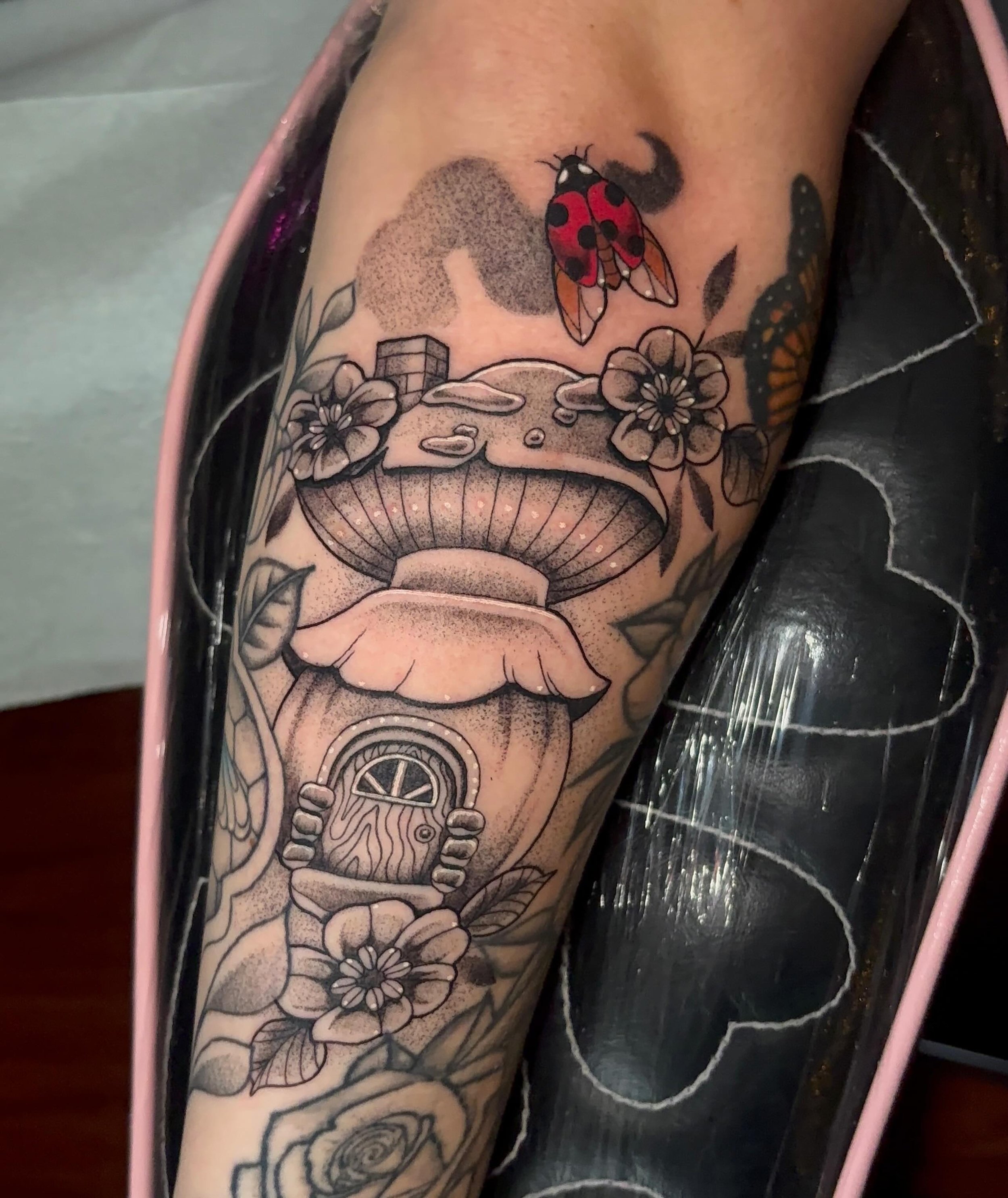I wanna live in this little mushroom house 🍄🥹
.
.
.
#sacredarttattooct#tattooct#mushroomtattoo#mushroomhouse#ladybugtattoo