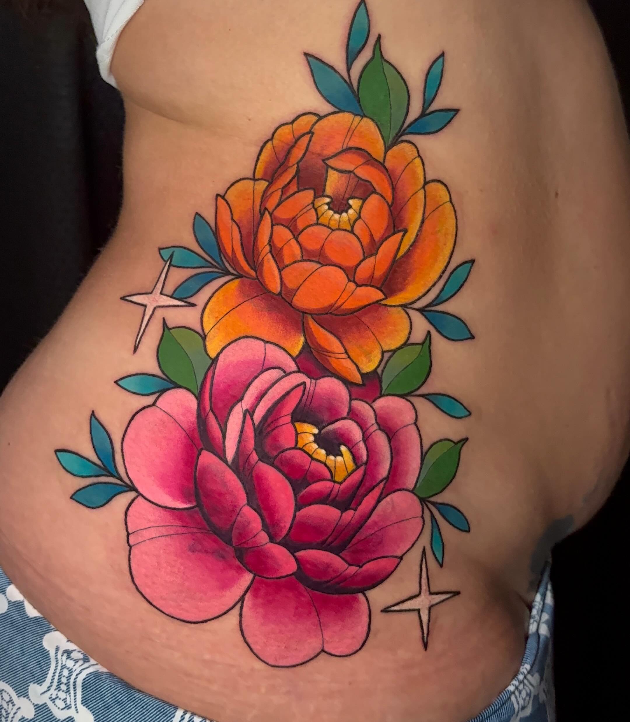 🌸COVERUP!🌸 swipe to see the before, not originally done by me! :) 
.
.
.
#sacredarttattooct#tattooct#coverup#coveruptattoo#floraltattoo