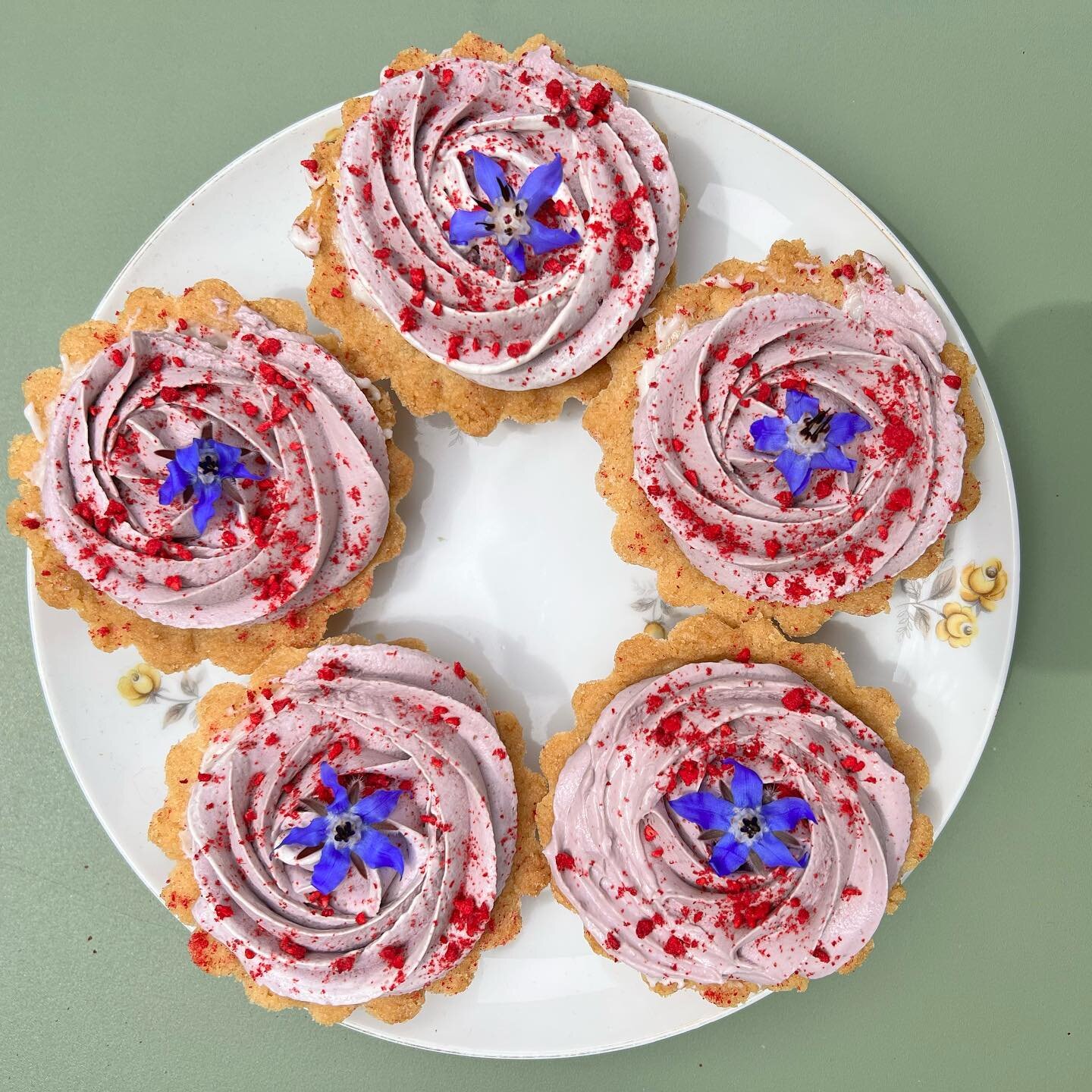 Do we make vegan pastries? Yes we do! 

These raspberry coconut cream tarts are out of this world! 

These beautiful treats will be featured on one of our upcoming wedding catering dessert tables! 

You can find them now @thegrovefelton !