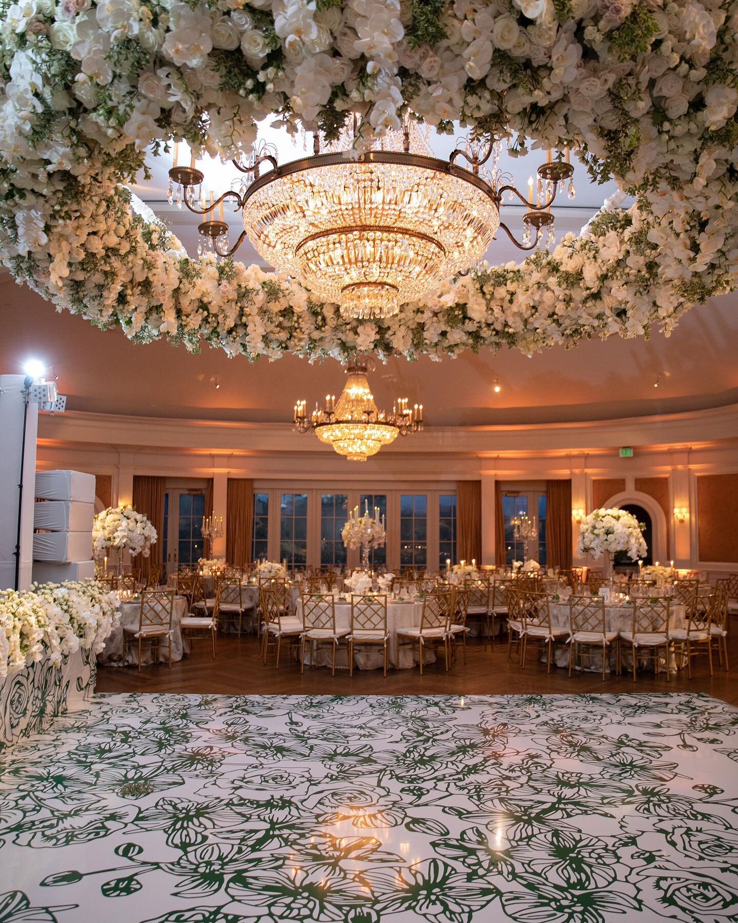 River Oaks Country Club looking gorgeous in green and white!💚🤍

Our vendors really showed off their skills with these details! 

💚: @rebecca_belleevents
🌷: @bloominggallery 
📸: @johncainphotography 
🎂: @whomadethecakehouston
🎥: @cakewalkfilms 