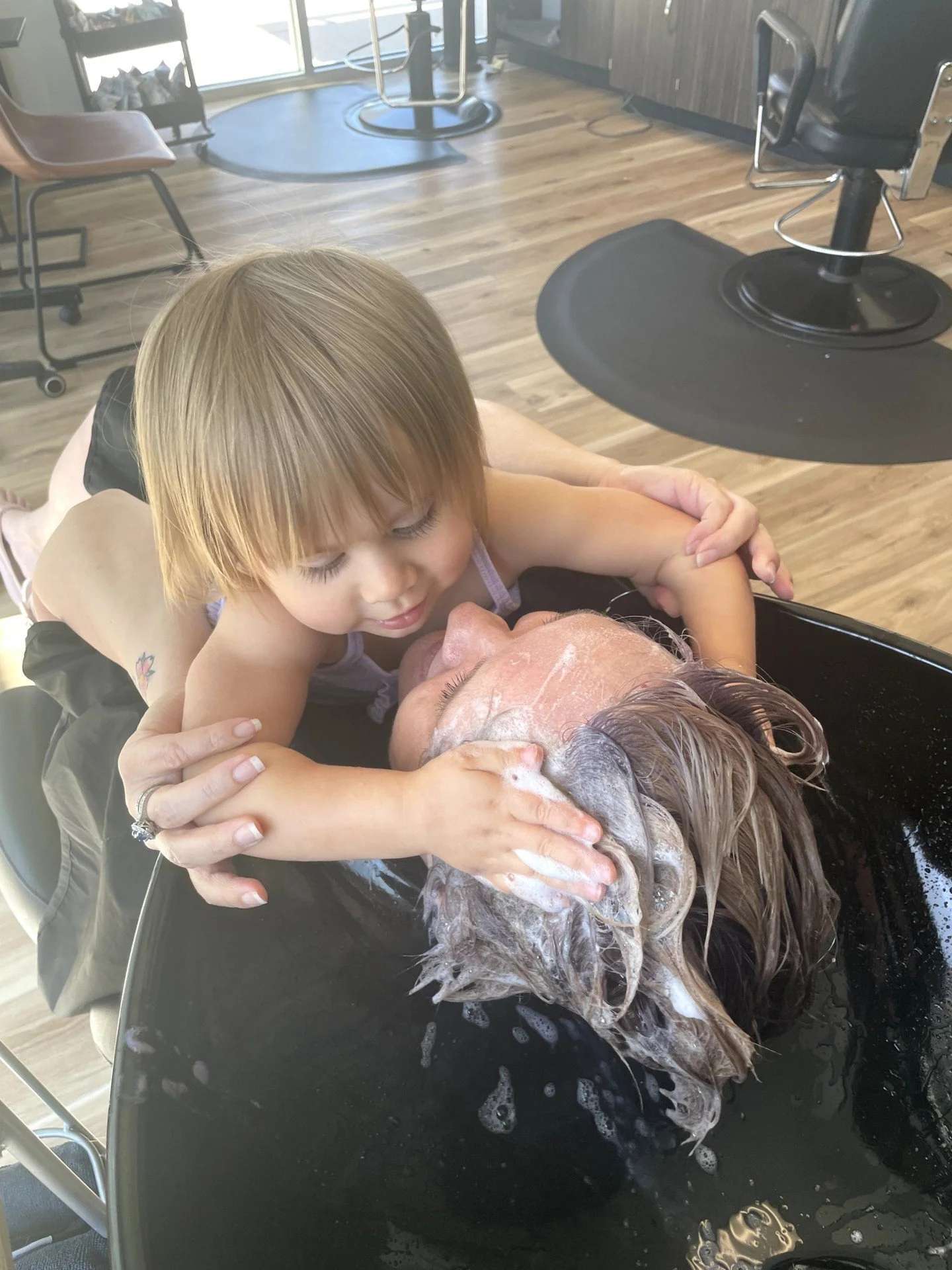 The art of a great shampoo starts early 💯

#familybusiness #hairdressingfamily #smallbusiness #shampooing #FortWorthsalon