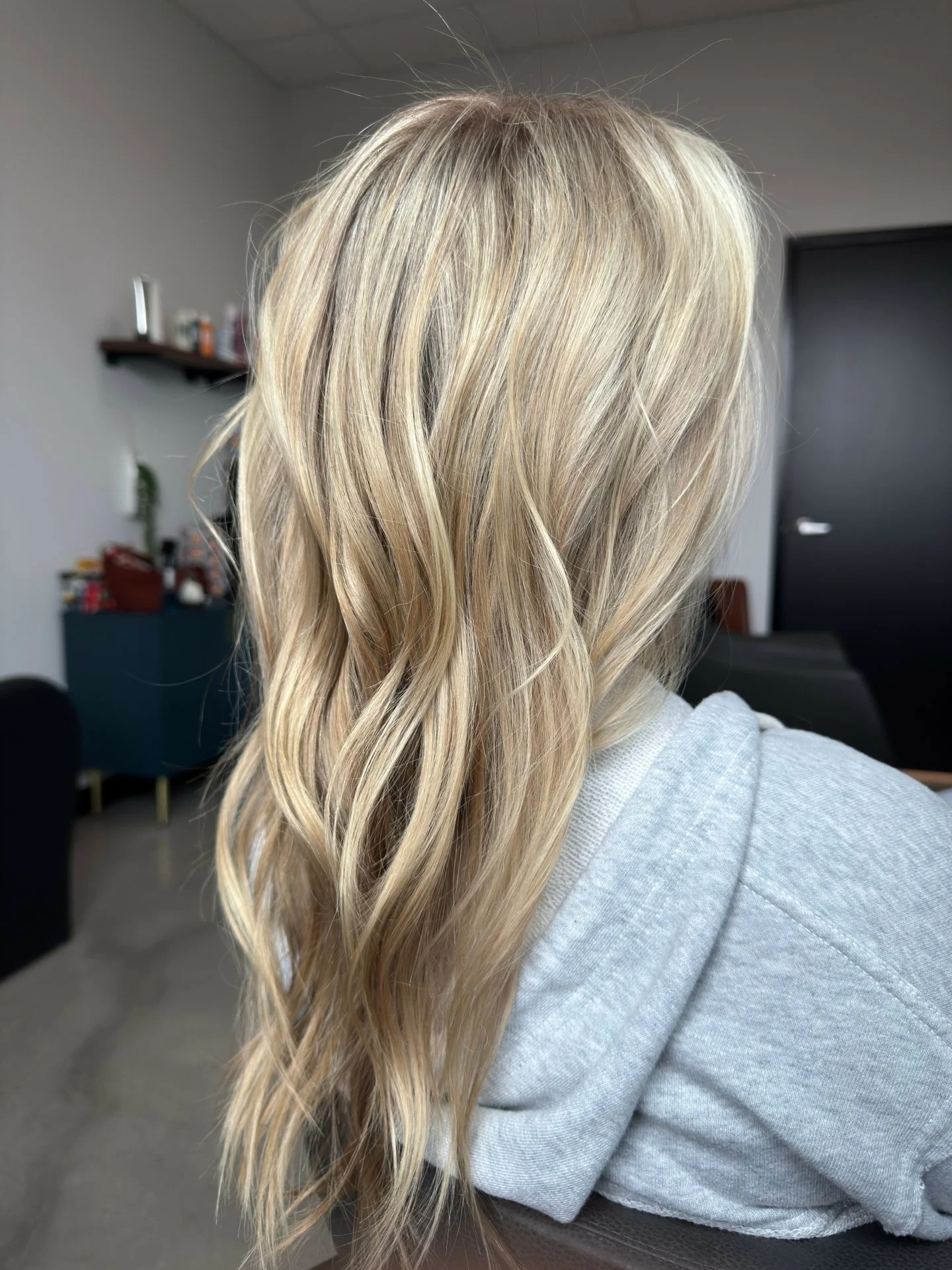 That effortless lived-in blonde look that everyone is looking for ✨

Gehrig created soft, blended brightness with a root that stays natural and grows out seamlessly&mdash;so it looks just as good weeks later as it does today.

Low-maintenance, dimens