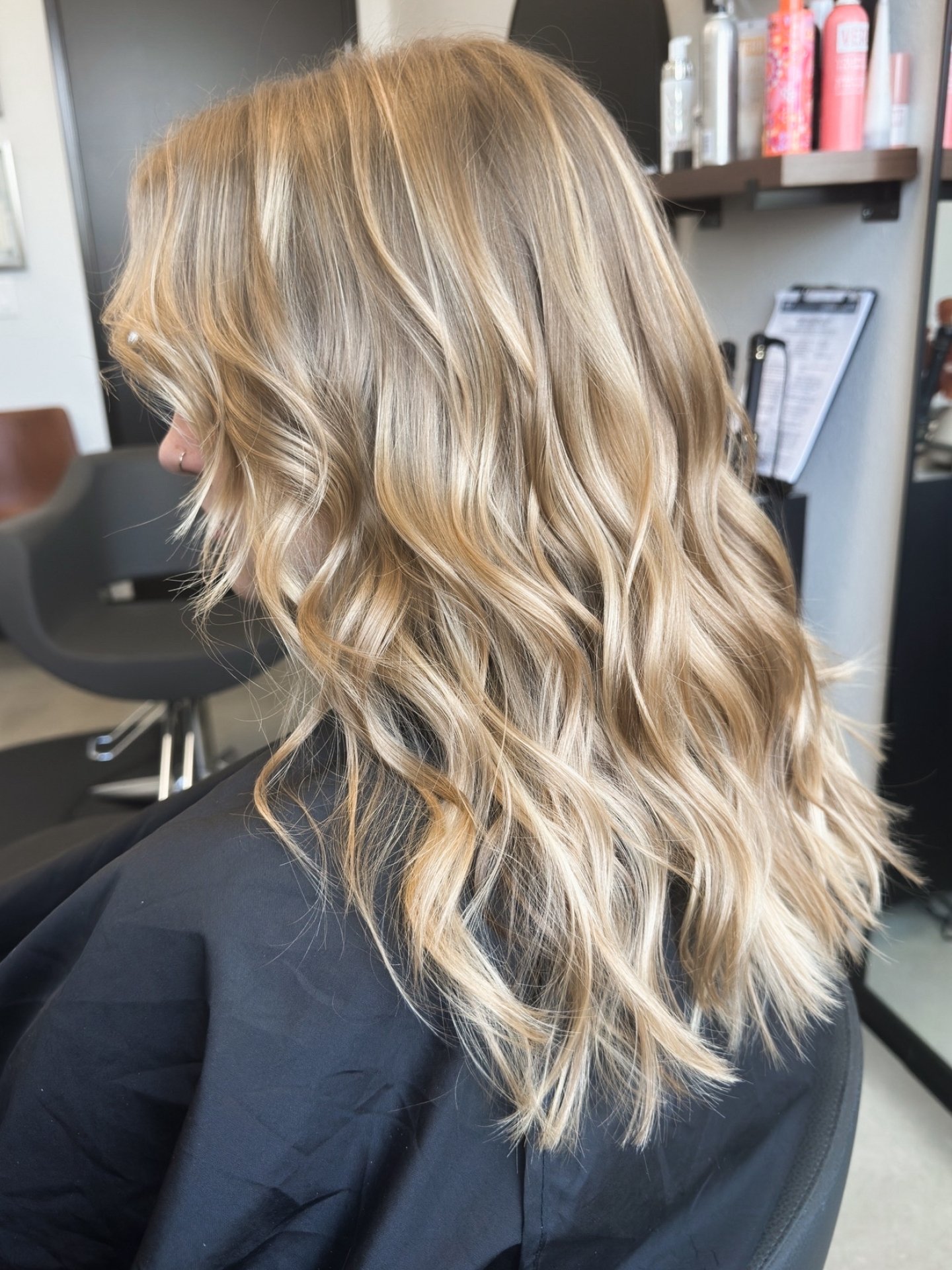 That sun-kissed blonde glow ☀️✨

Alex created soft balayage placement throughout the hair to build natural-looking brightness that feels effortless and blended in every light! 

#FortWorthHair #DFWHair #Balayage #SunKissedBlonde #FortWorthSalon