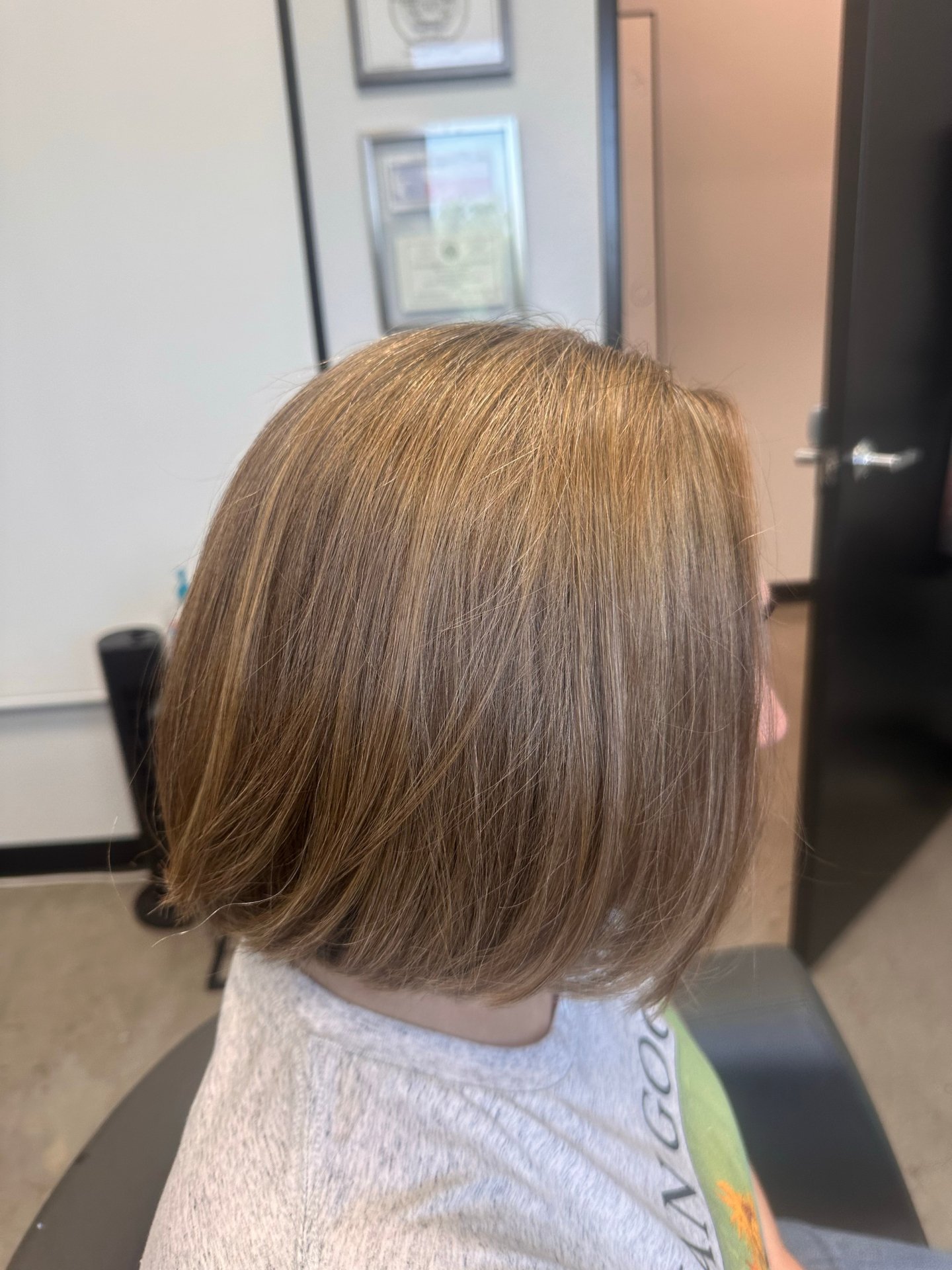 She didn&rsquo;t want to be blonde, she just wanted to feel like her natural brunette again ✨

Morgan added strategic highlights throughout her light brunette base to softly blend her greys while keeping everything natural, dimensional, and low-maint