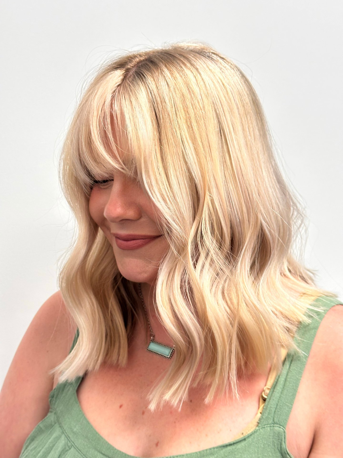 If you love a bright blonde, this is your sign.

Morgan created a fresh, high-impact blonde lob that feels clean, bold, and full of shine without getting overly heavy or dull.

Bright, crisp, and exactly the kind of blonde that turns heads in every l