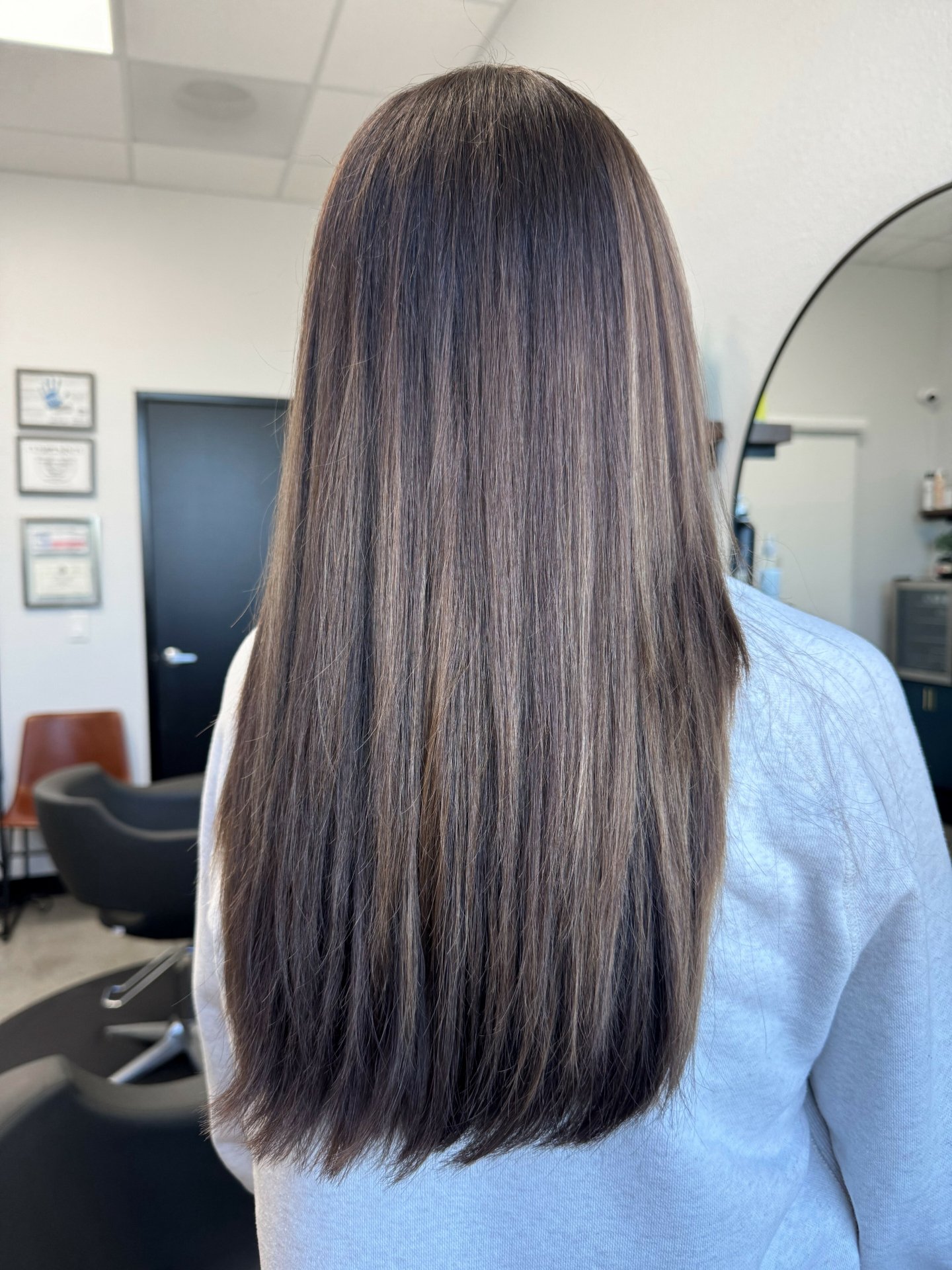 Nobody talks about how much placement changes brunette hair.

It&rsquo;s not about making it lighter, it&rsquo;s about building depth and softness in the right places so it reflects light instead of just sitting flat. 

Alex created a dimensional bru