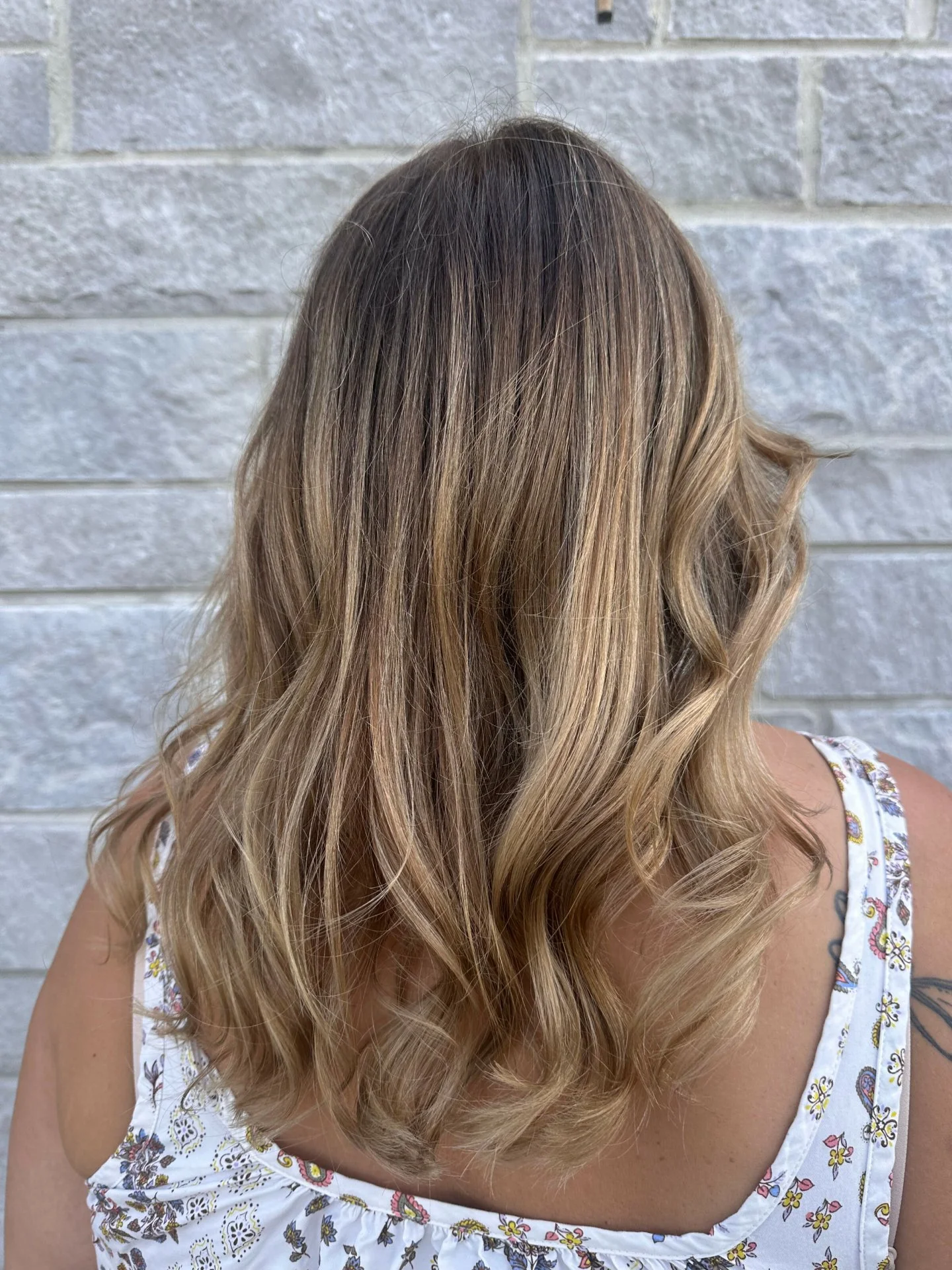 Honey blonde with a little depth? Yes, please. 🍯✨

Not every blonde needs to be bright from root to end. A deeper root can add contrast, softness, and an easier growout while letting those golden tones really shine.

Morgan is the stylist 

Save thi