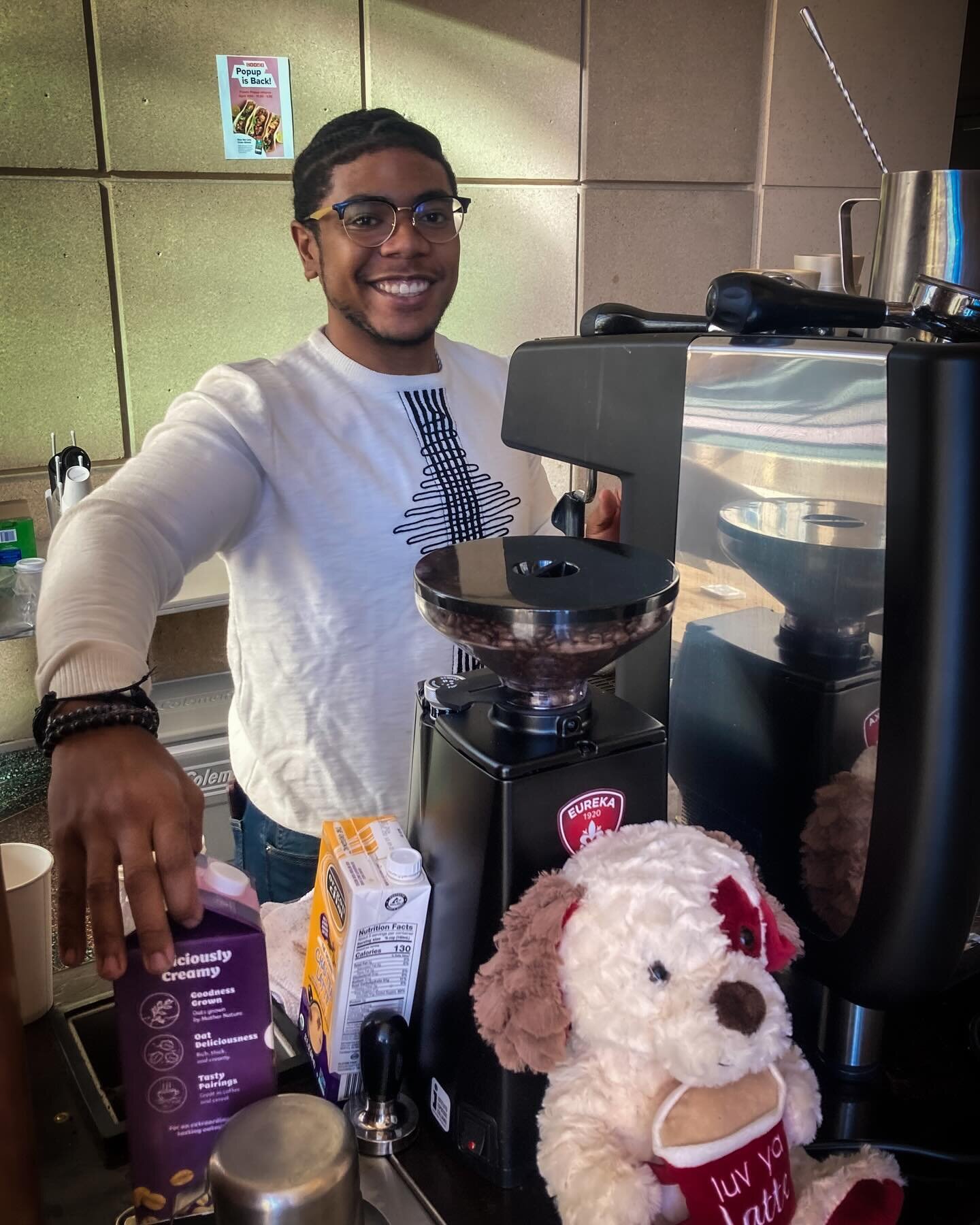 Look at that welcoming face! Tyjah kept busy this morning charming customers one by one with his contagious smile and laughter. ☺️