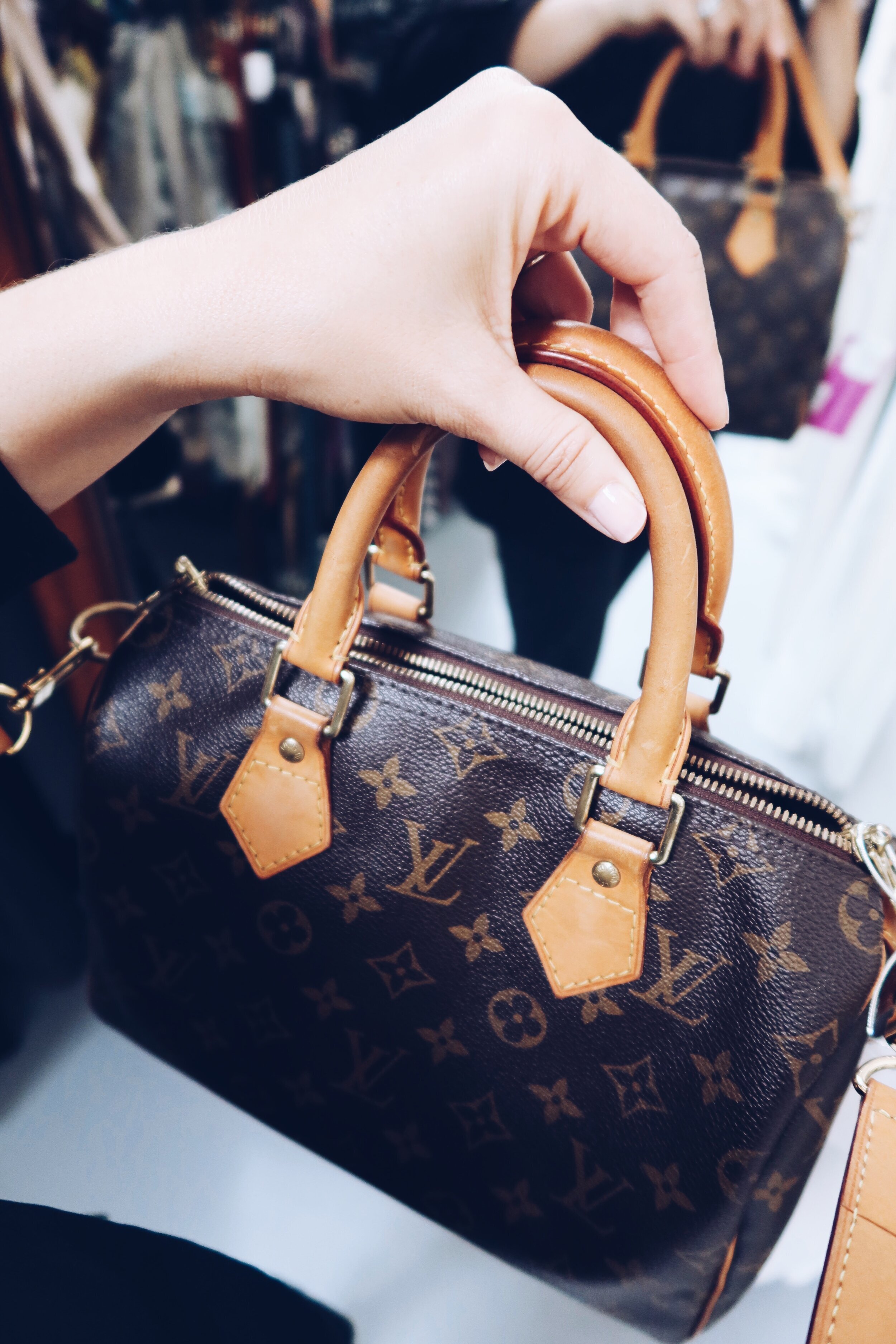 Tips for Buying Second Hand Designer Handbags - Article & Review Writer