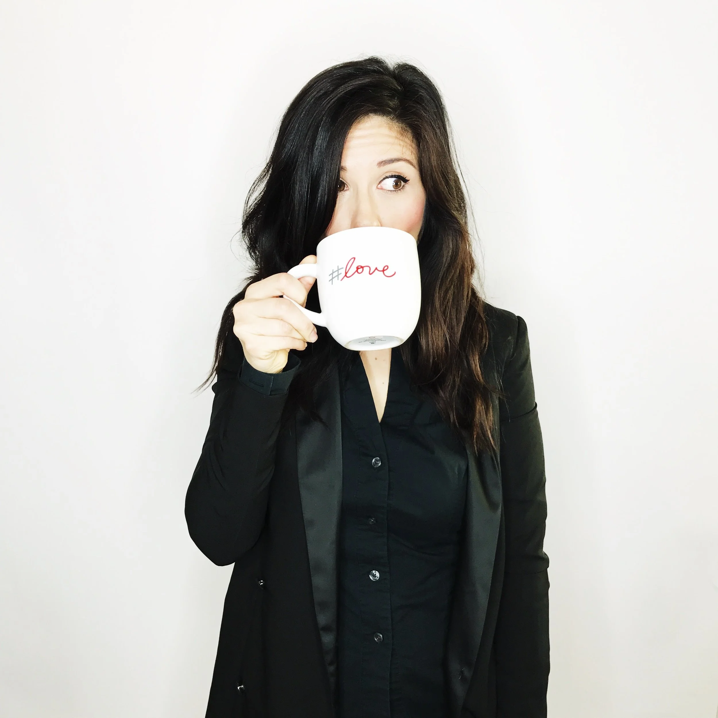 Womanwithcoffeemugandblackoutfit