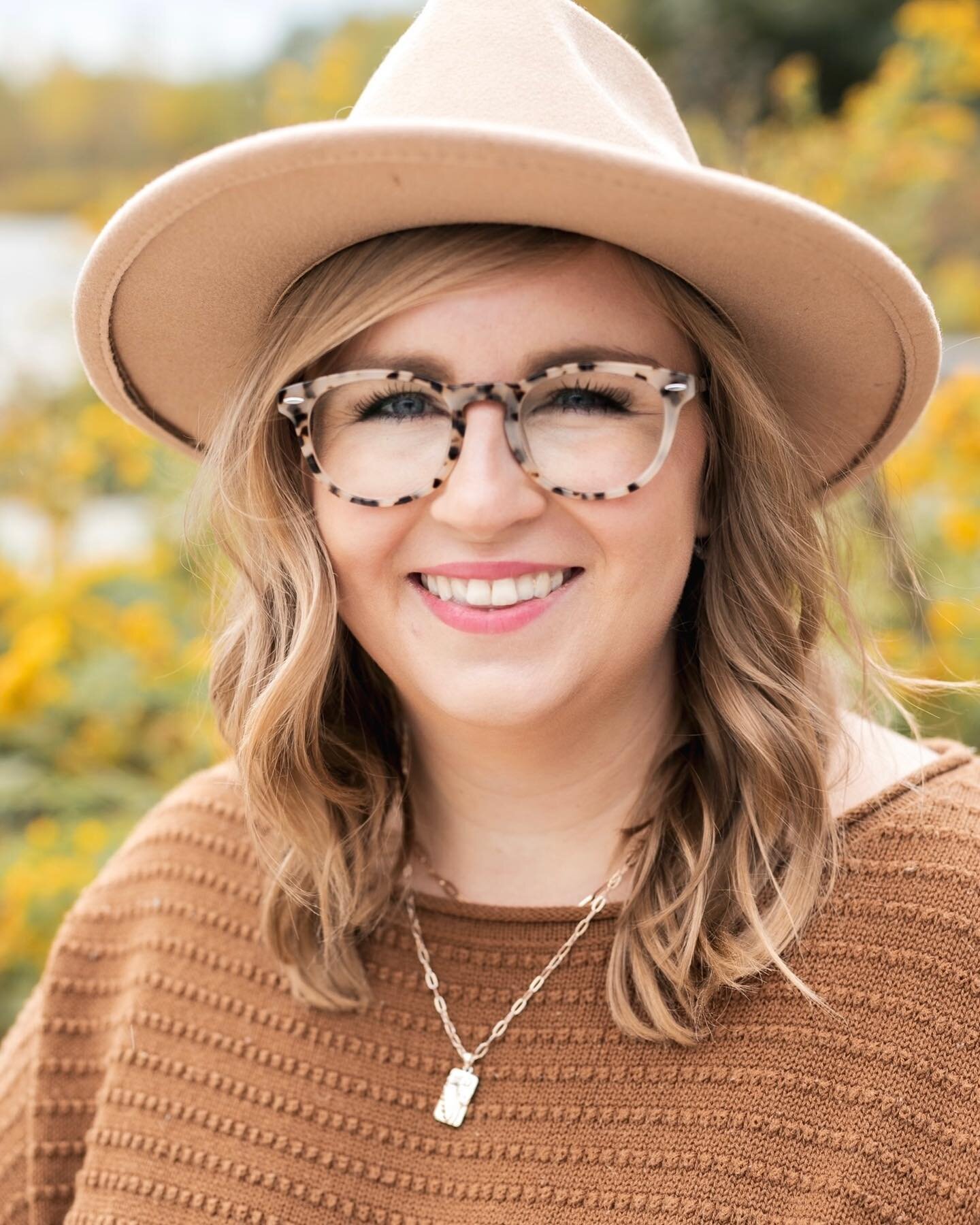 New headshot! Thanks @kelsharm 🫶🏼