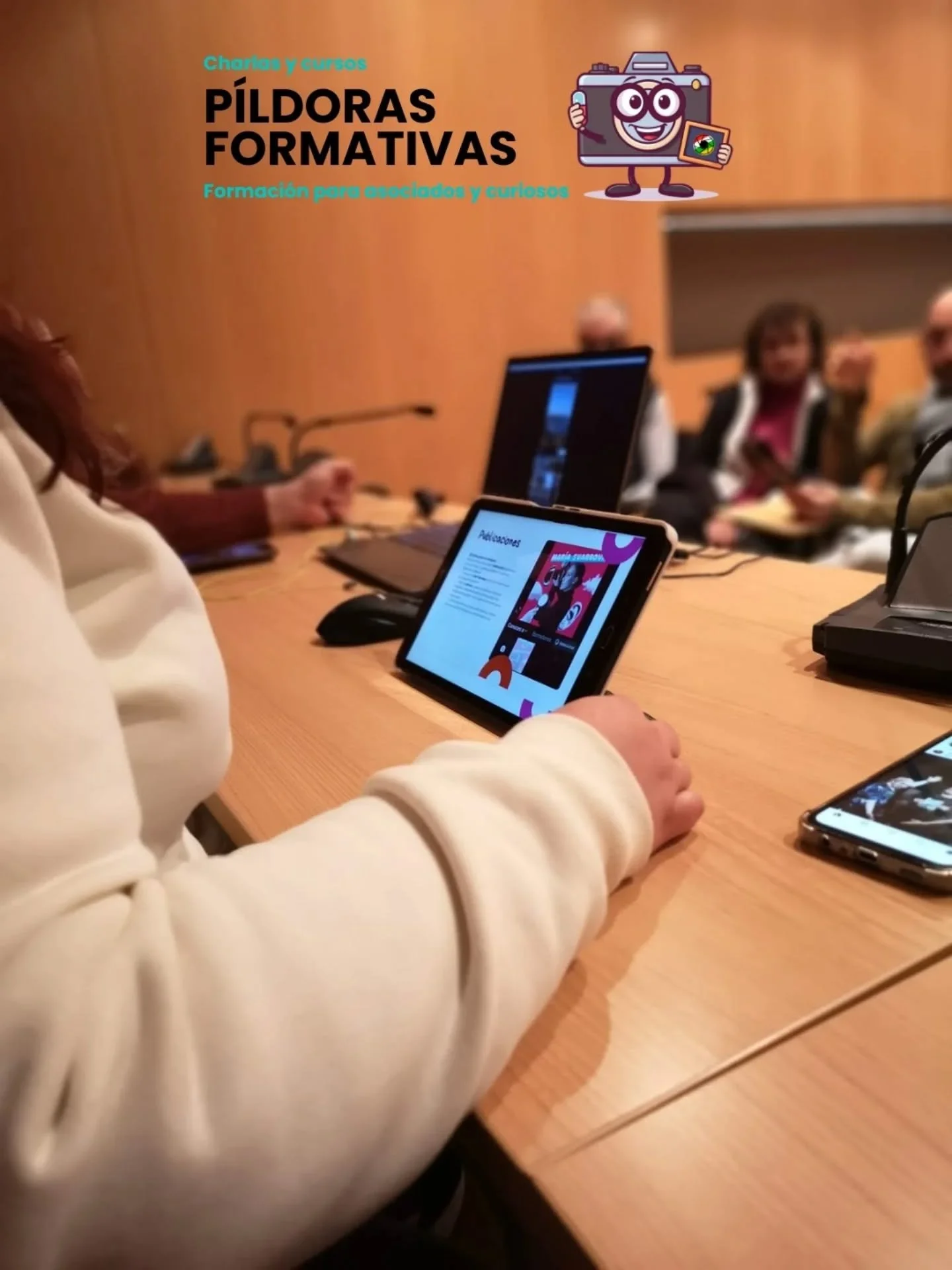 El pasado s&aacute;bado inauguramos de nuevo nuestras P&iacute;ldoras Formativas, un espacio donde los propios socios comparten conocimientos sobre fotograf&iacute;a, redes sociales, edici&oacute;n, planificaci&oacute;n y muchas herramientas &uacute;