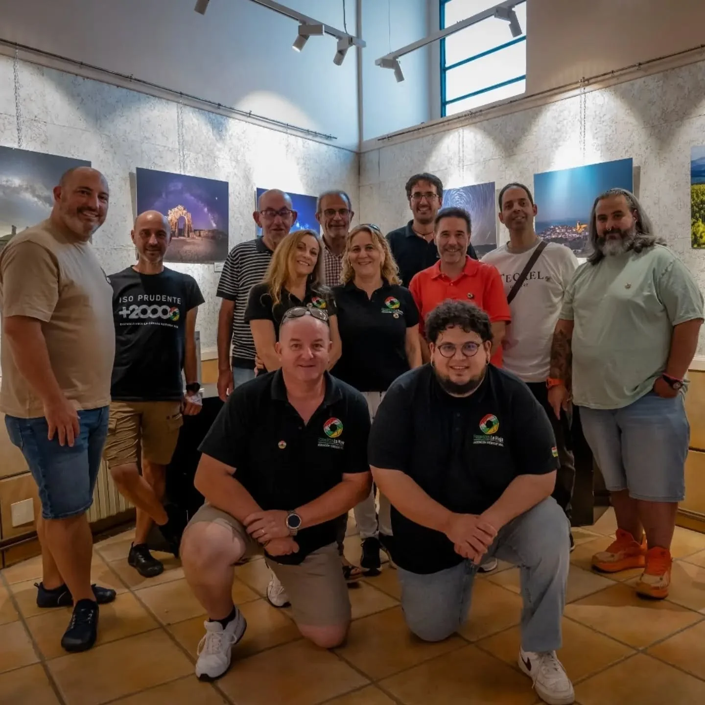 🌌 &iexcl;AYER INAUGURAMOS EN FUENMAYOR! 📸

&iexcl;Qu&eacute; tarde tan emocionante vivimos ayer! ✨ La Casa de la Cultura de Fuenmayor abri&oacute; sus puertas para estrenar oficialmente "Entre valles y cielos: La Rioja en fotograf&iacute;a&quo